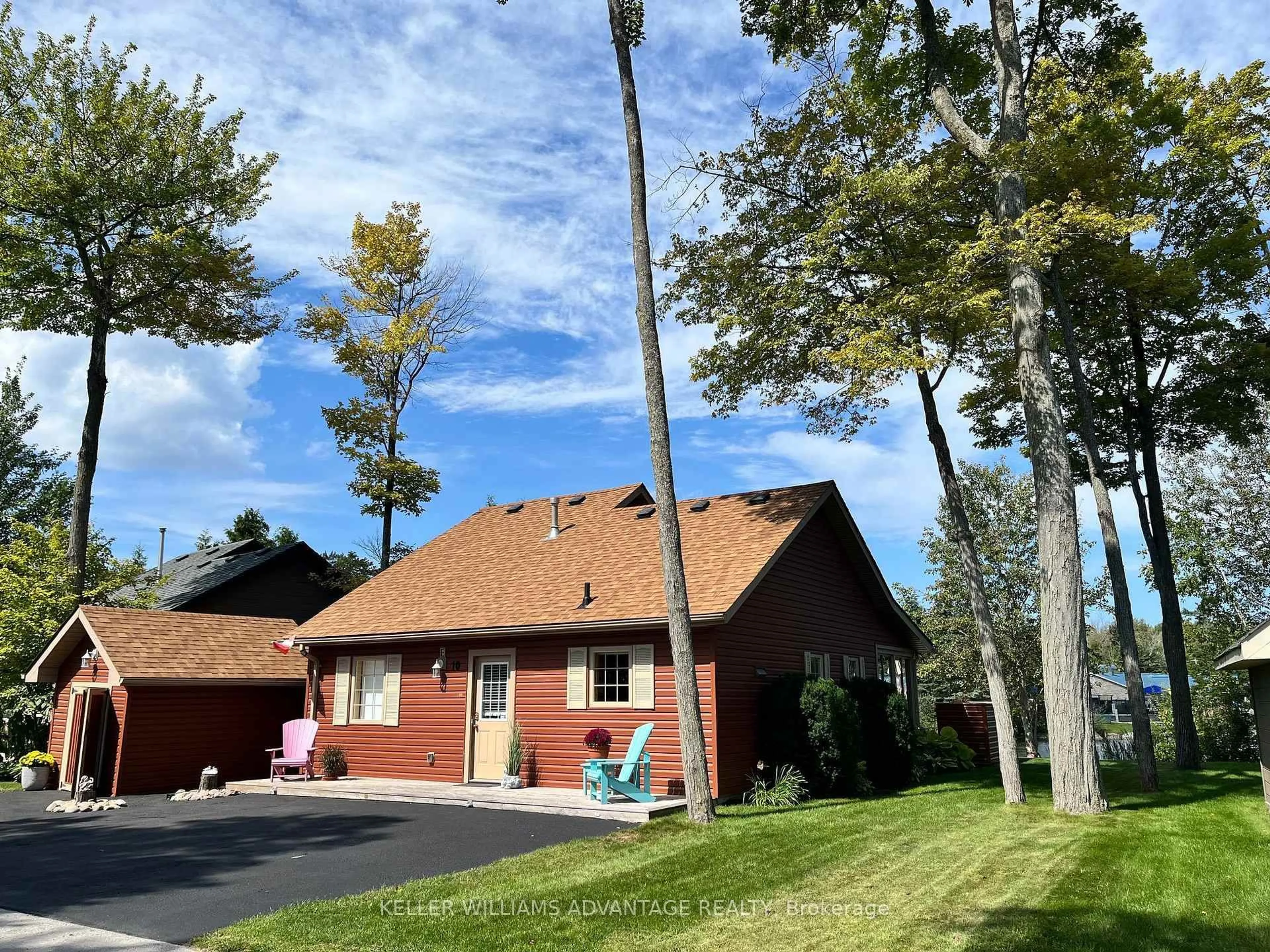 A pic from outside/outdoor area/front of a property/back of a property/a pic from drone, unknown for 10 Cabin Cres, Wasaga Beach Ontario L9Z 1X7