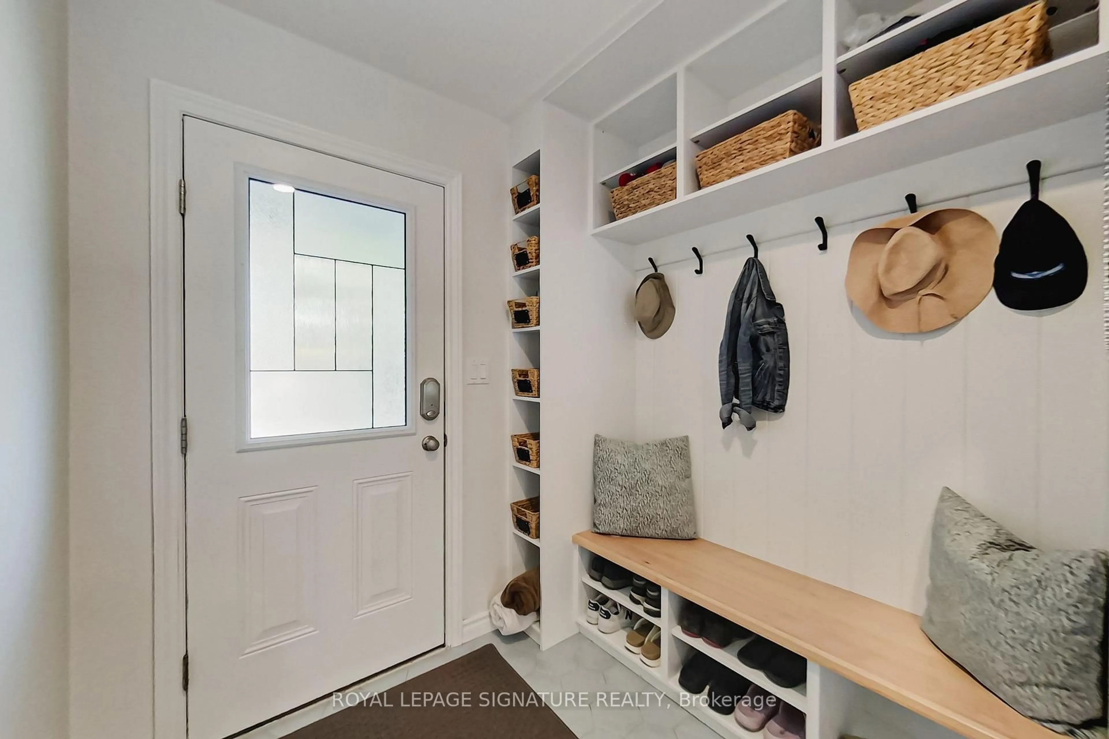 Indoor entryway for 23 Silver Glen Blvd, Collingwood Ontario L9Y 0G9