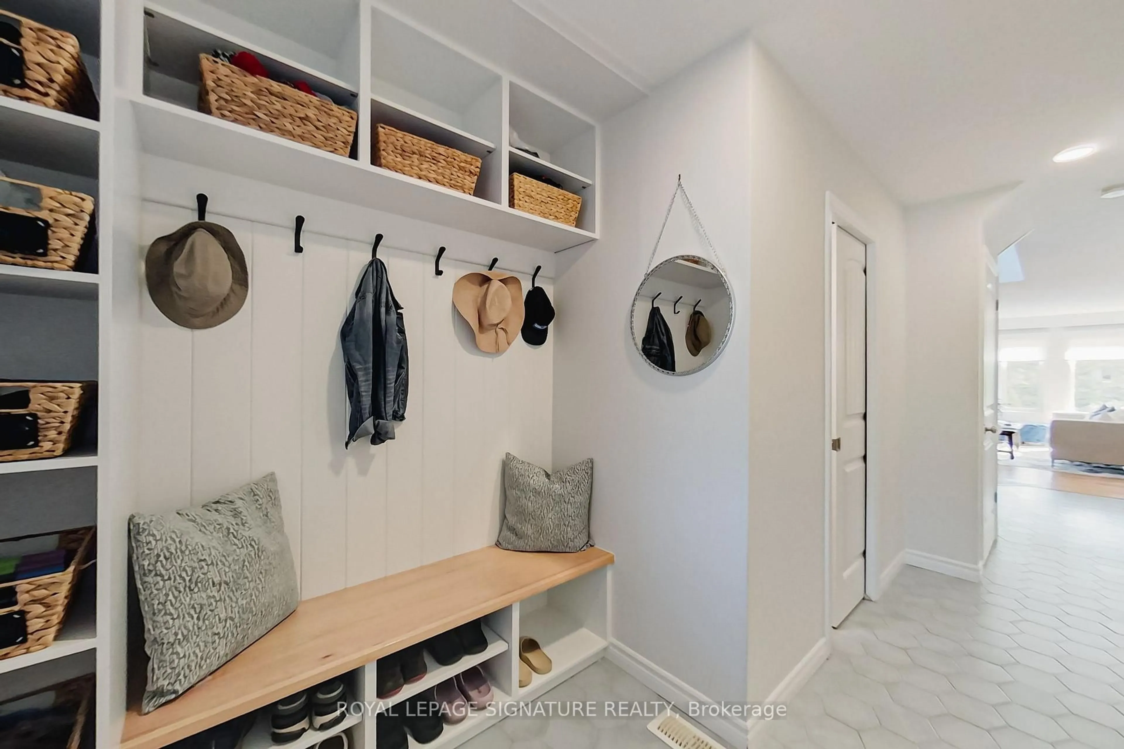 Indoor entryway for 23 Silver Glen Blvd, Collingwood Ontario L9Y 0G9