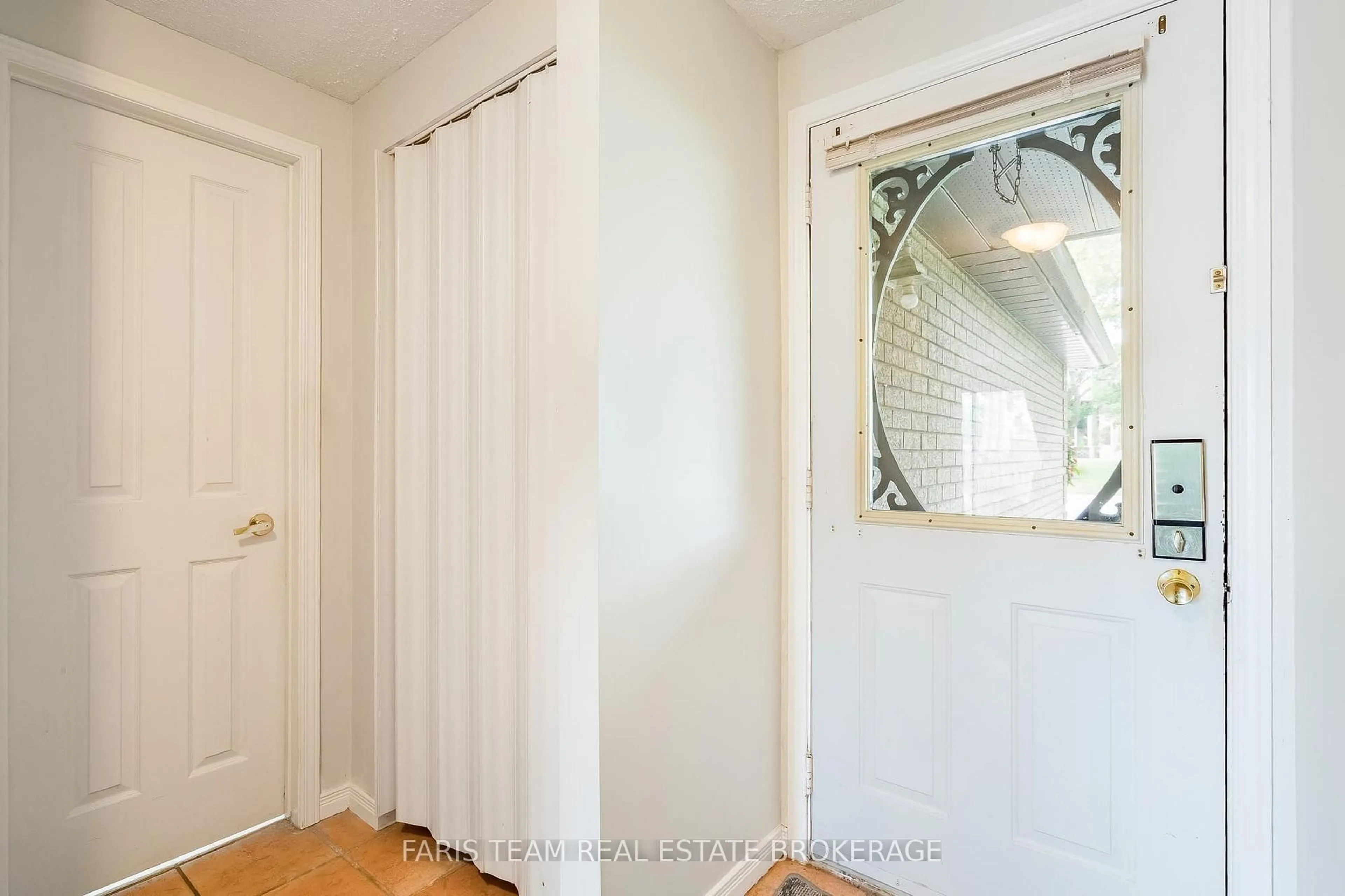 Indoor entryway for 361 Galloway Blvd, Midland Ontario L4R 5B2