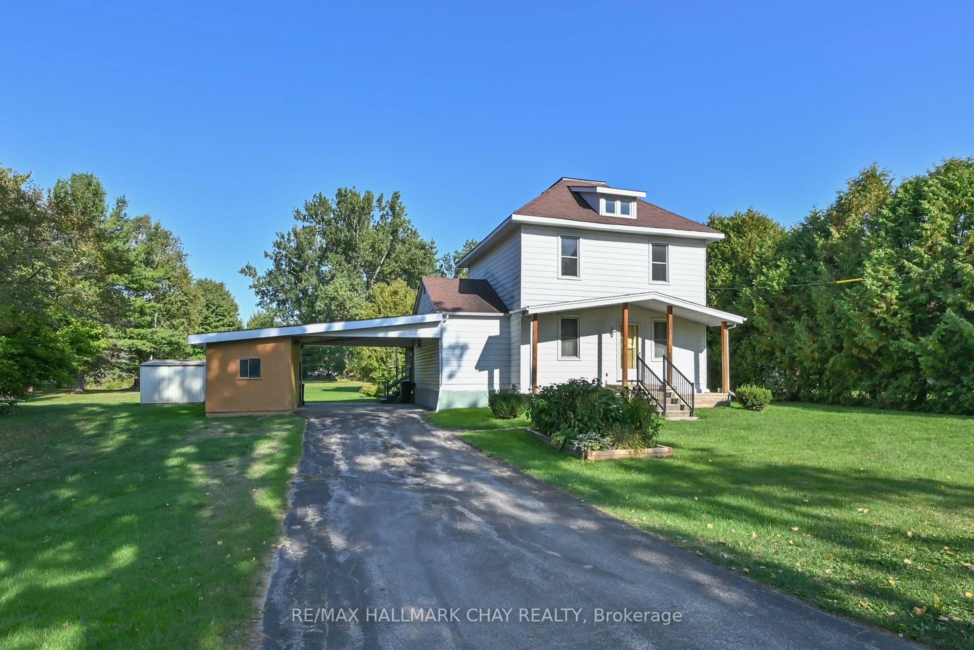 A pic from outside/outdoor area/front of a property/back of a property/a pic from drone, street for 213 Dominion Dr, Clearview Ontario L0M 1S0
