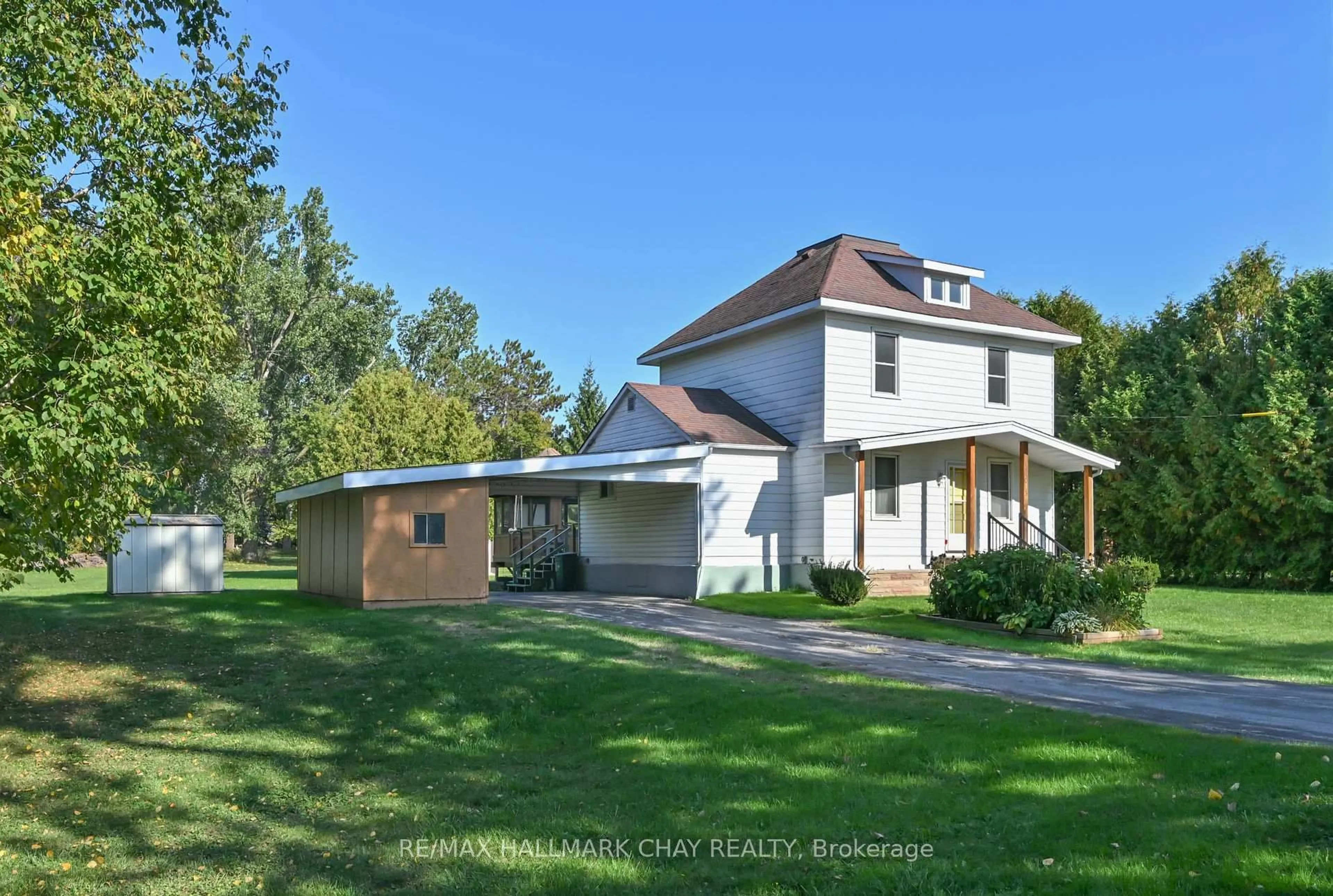 A pic from outside/outdoor area/front of a property/back of a property/a pic from drone, street for 213 Dominion Dr, Clearview Ontario L0M 1S0