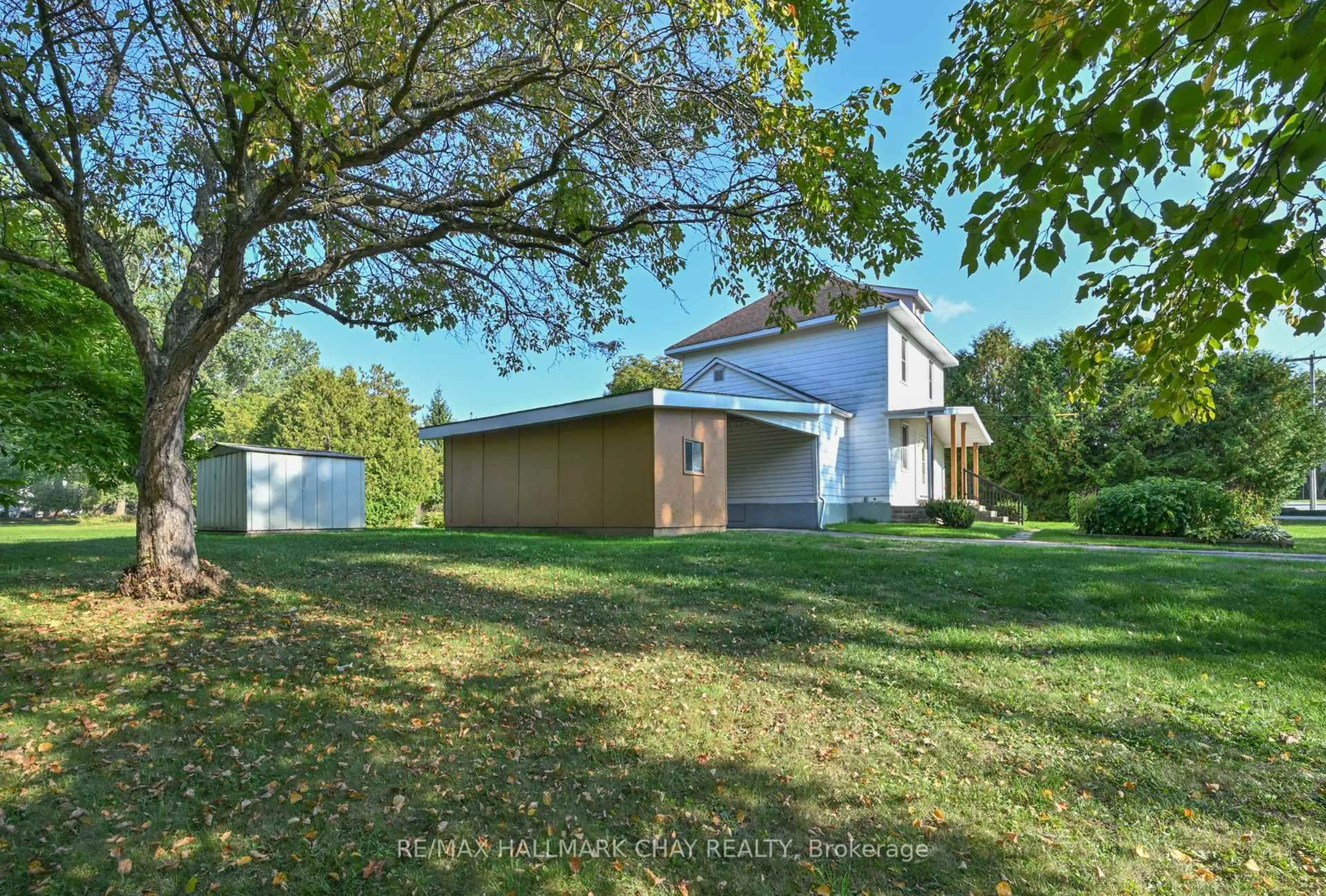 A pic from outside/outdoor area/front of a property/back of a property/a pic from drone, unknown for 213 Dominion Dr, Clearview Ontario L0M 1S0