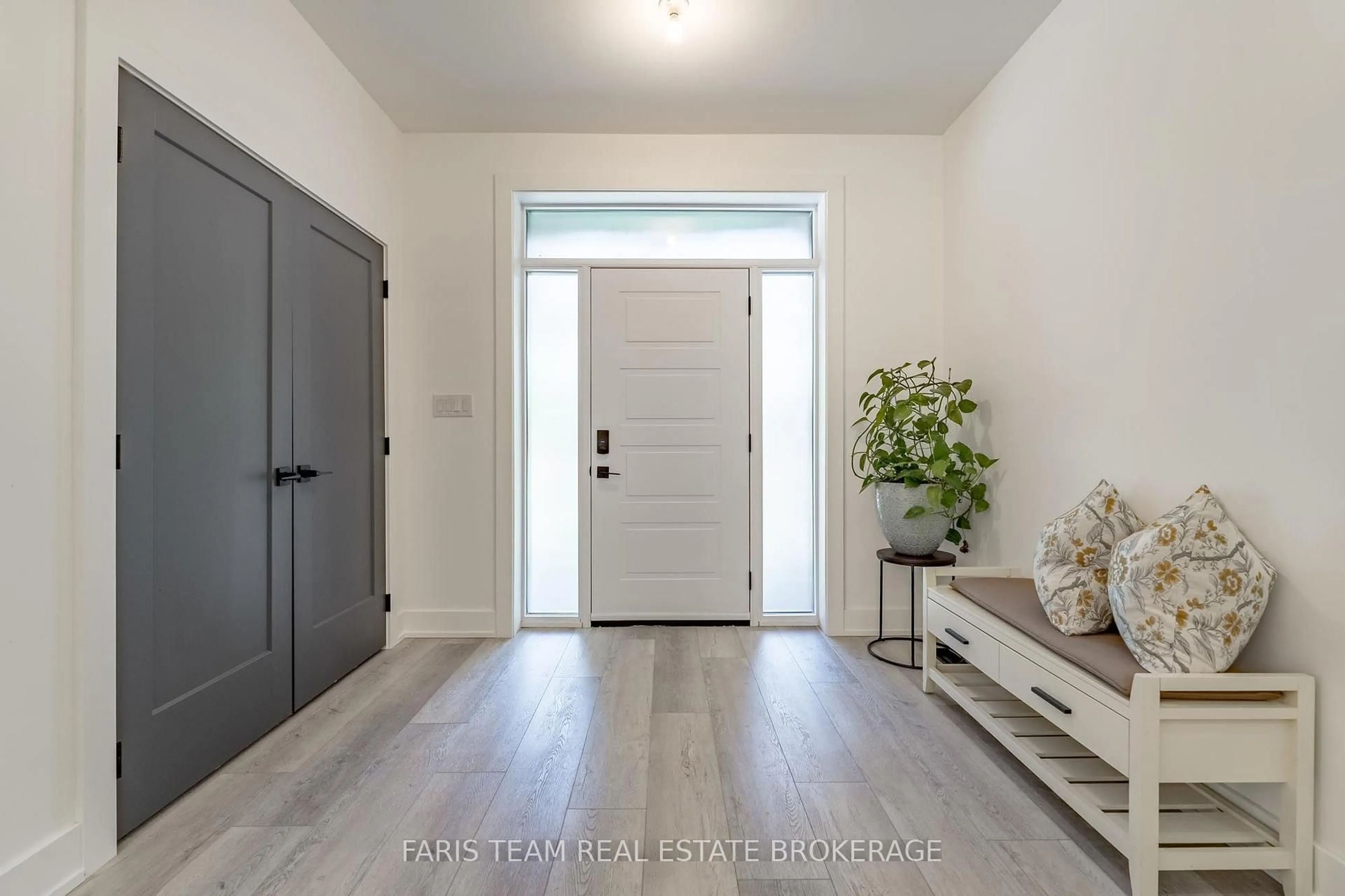 Indoor entryway for 50 Beaufort Cres, Tiny Ontario L9M 1R2