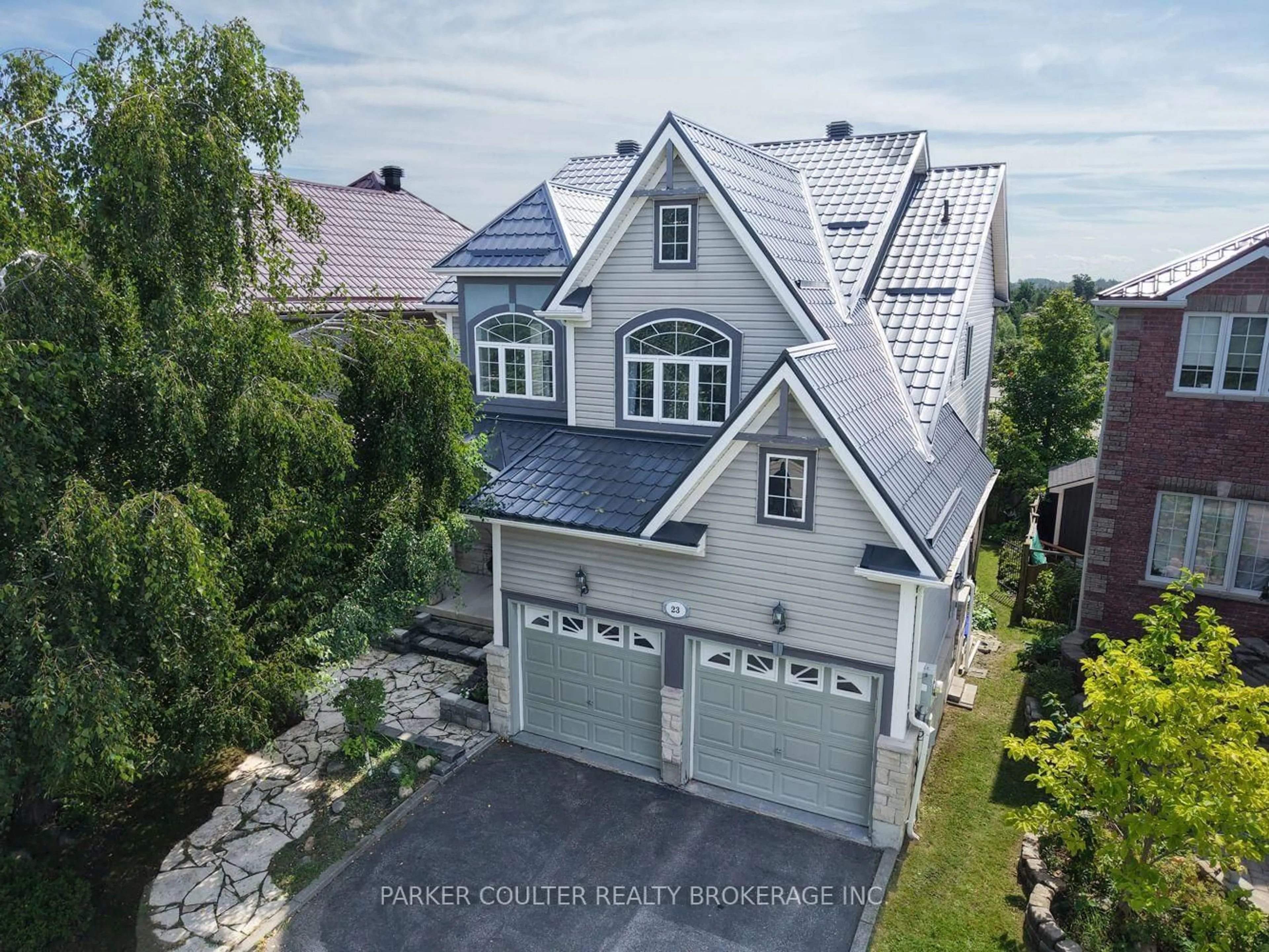 A pic from outside/outdoor area/front of a property/back of a property/a pic from drone, street for 23 Sovereign's Gate, Barrie Ontario L4N 0K7