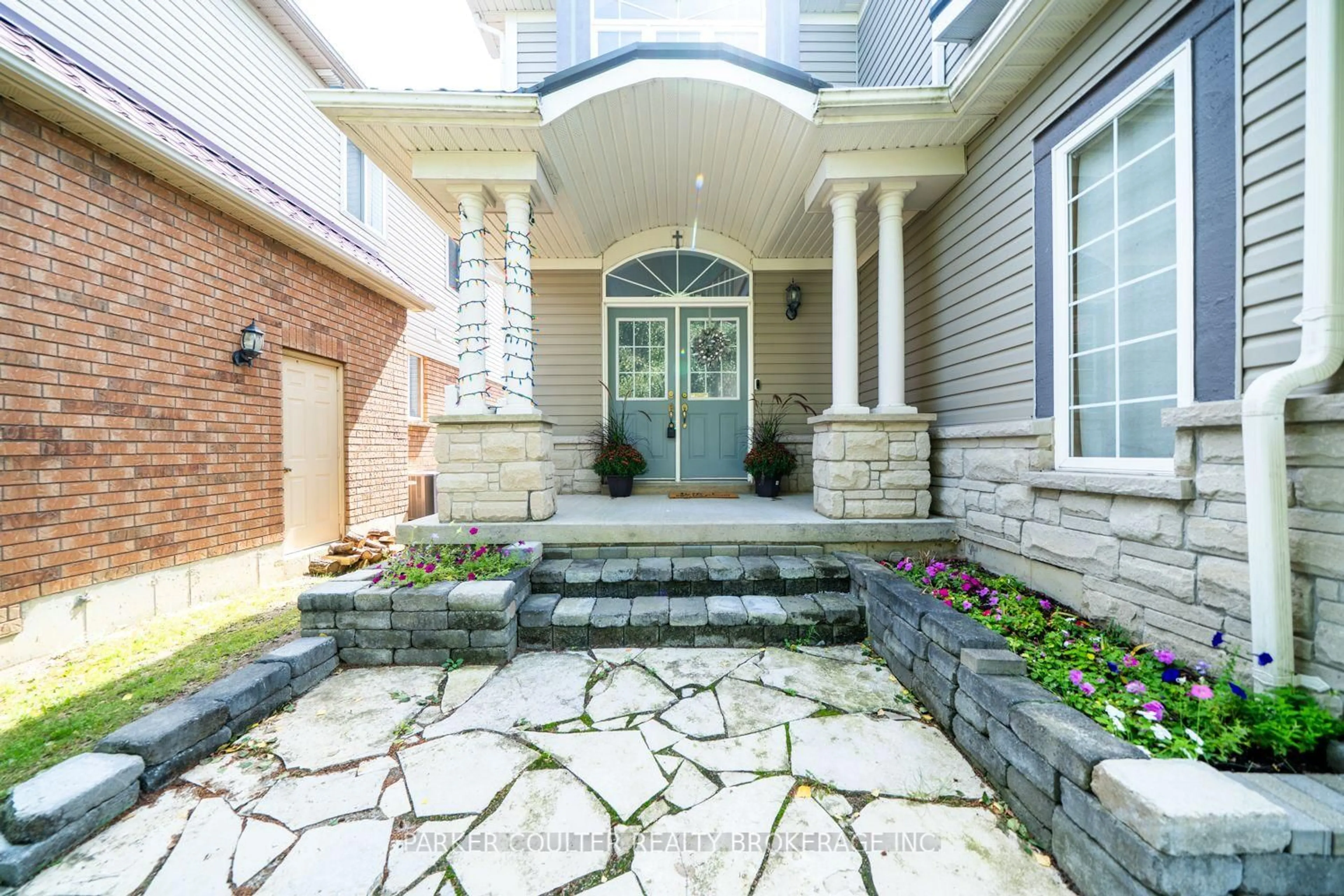 Indoor entryway for 23 Sovereign's Gate, Barrie Ontario L4N 0K7