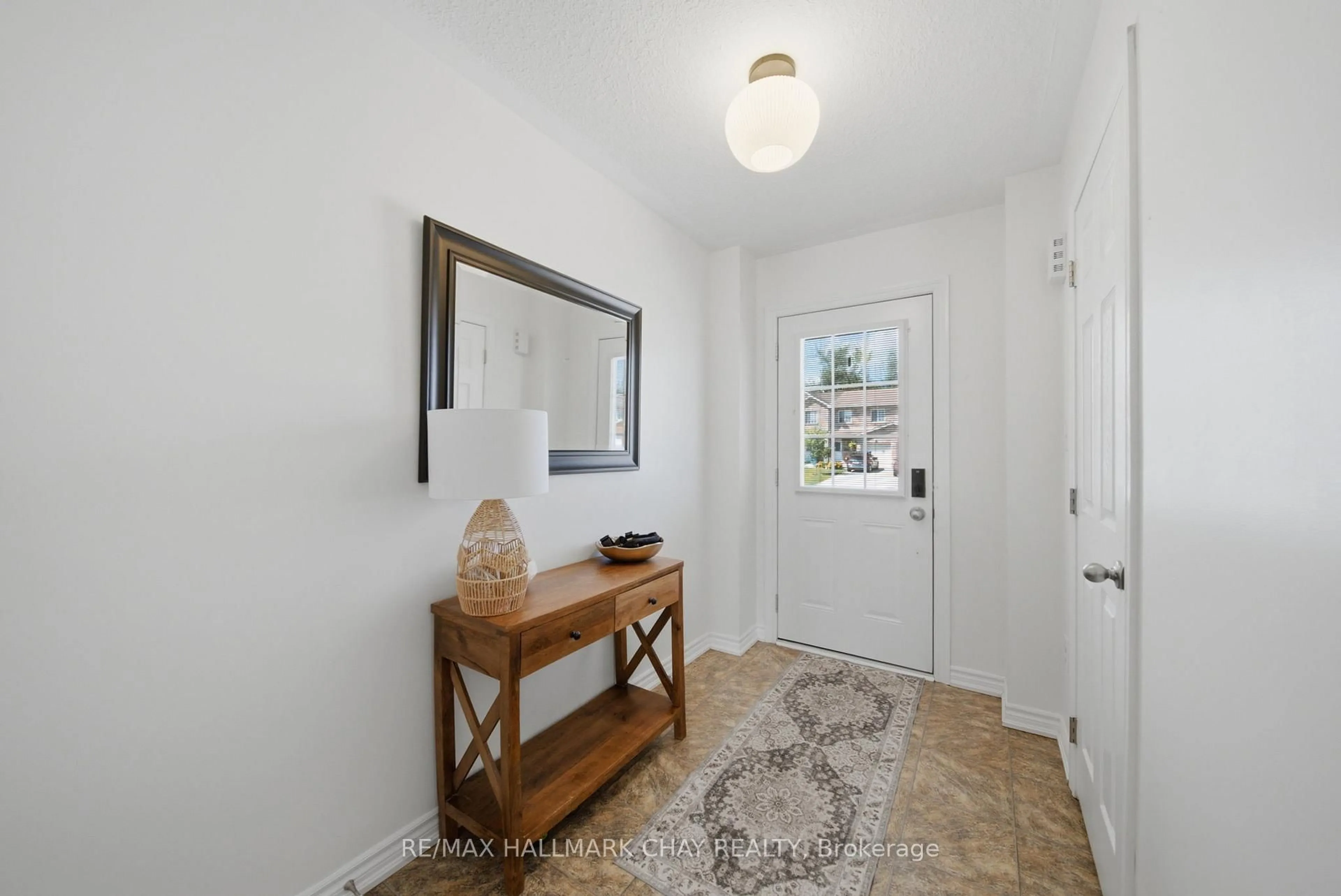 Indoor entryway for 46 Michelle Dr, Orillia Ontario L3V 7V6