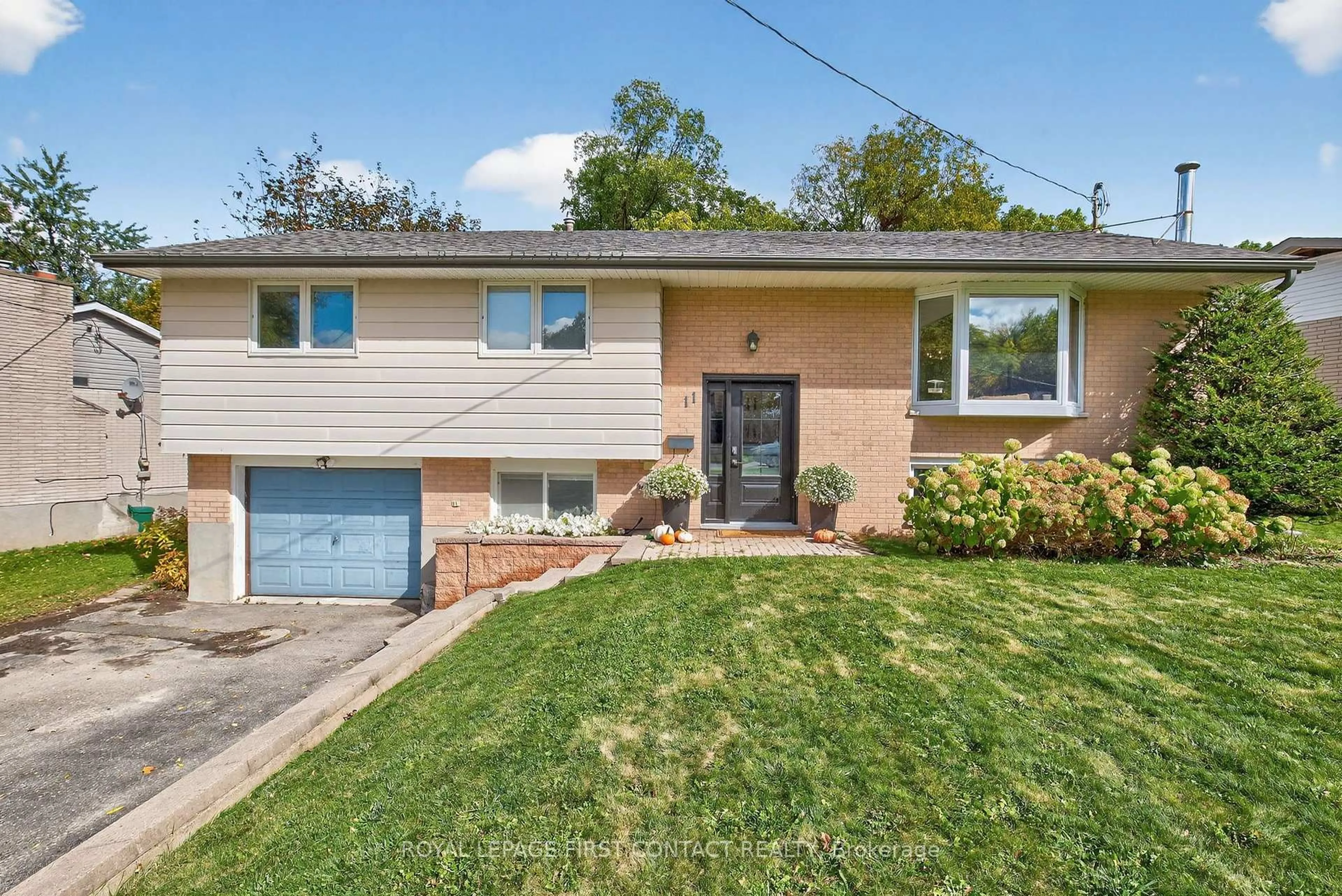 Home with vinyl exterior material, street for 11 MacLaren Ave, Barrie Ontario L4N 3Y1