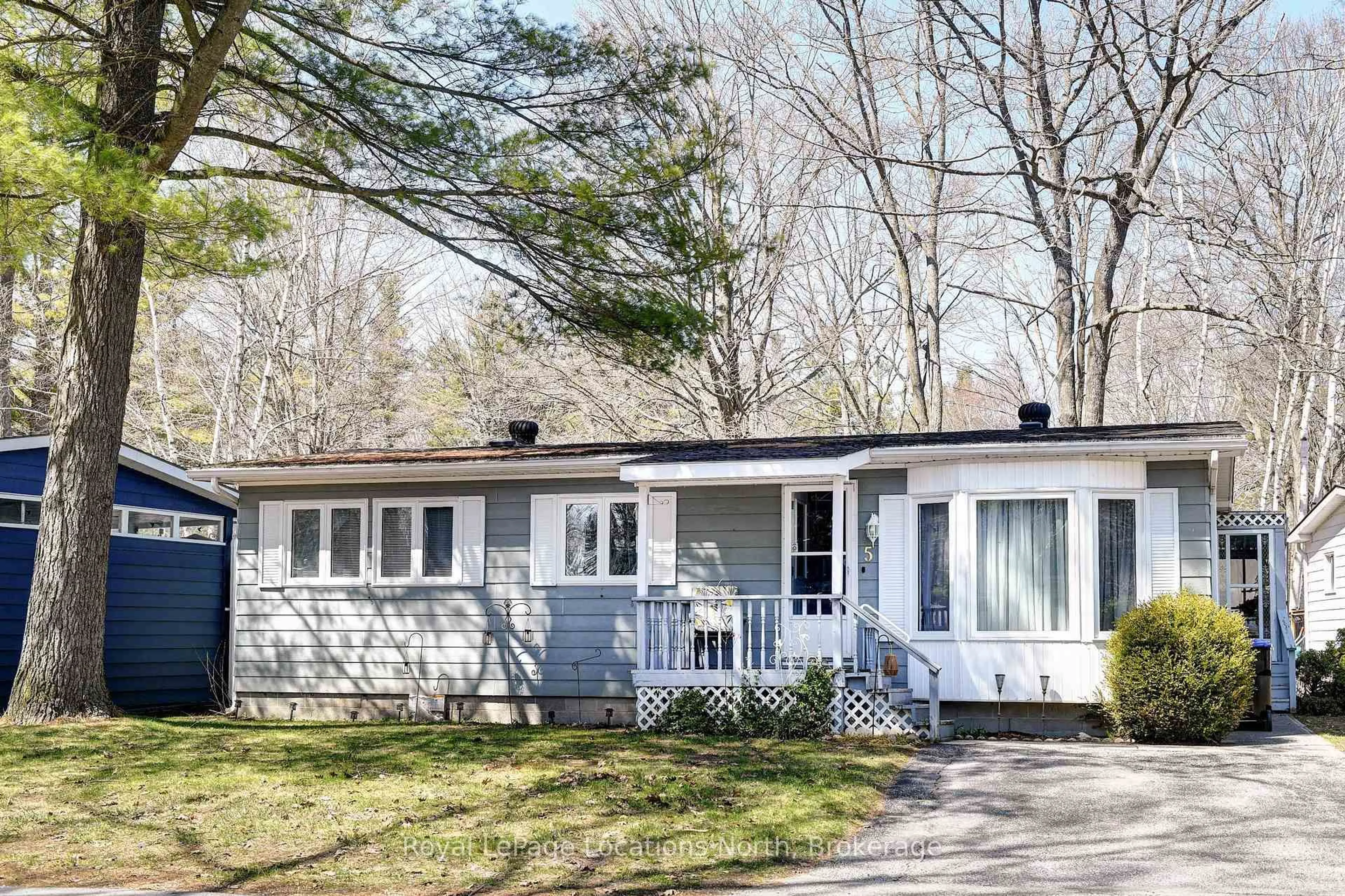 Home with vinyl exterior material, street for 5 Murray Dr, Wasaga Beach Ontario L9Z 1K3