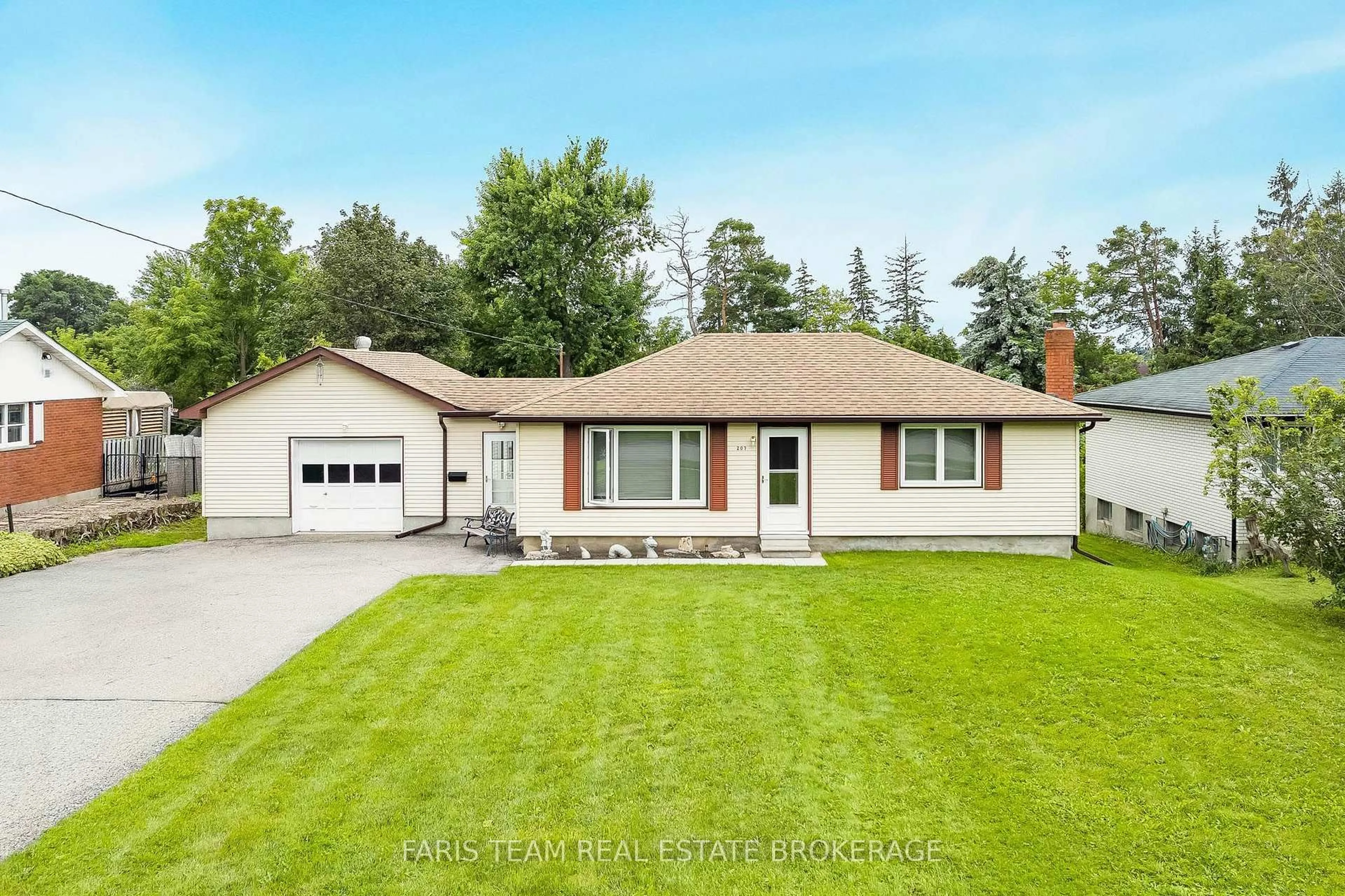 Home with vinyl exterior material, street for 207 Warnica Rd, Barrie Ontario L4N 3Z2