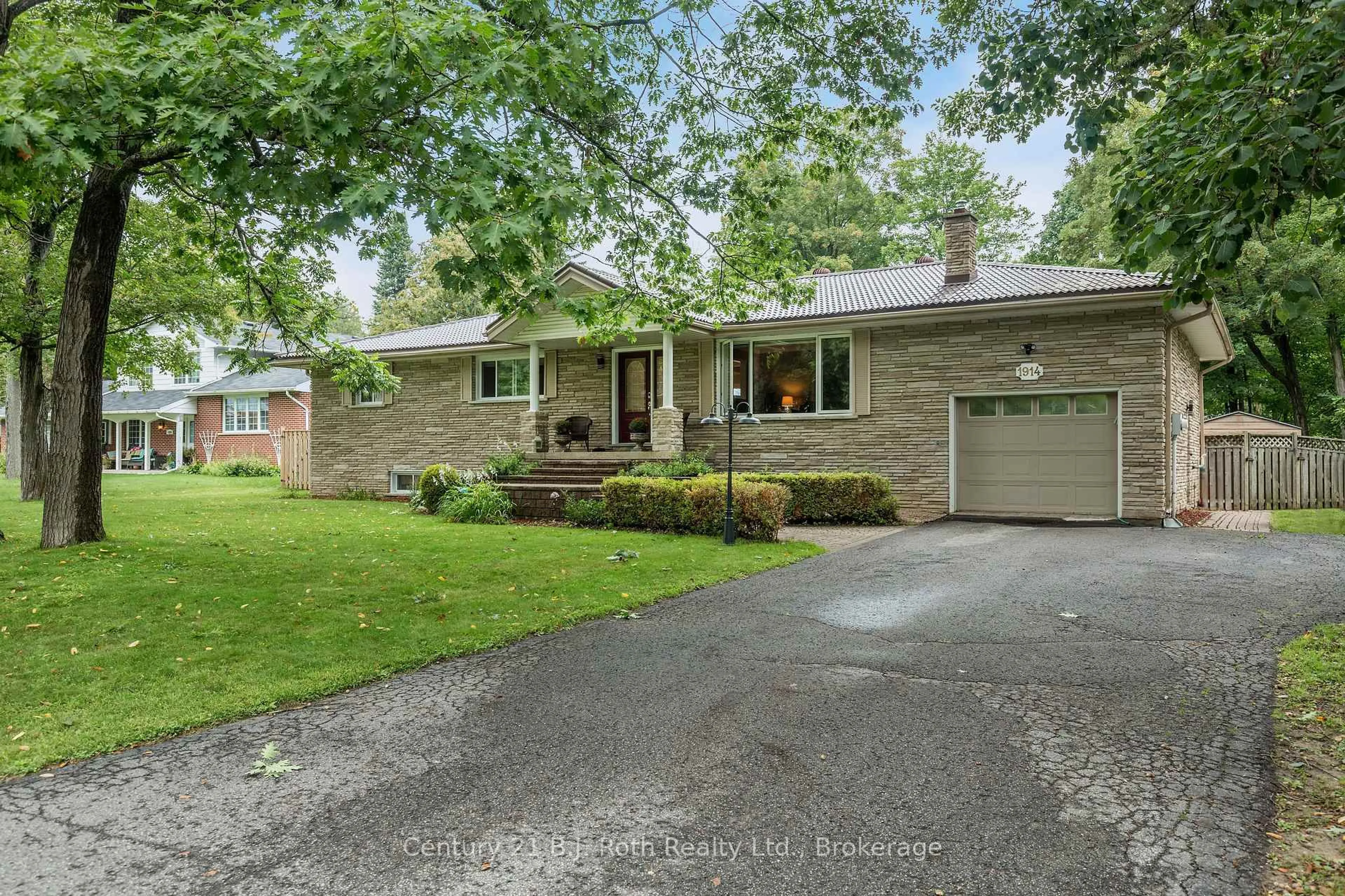 Home with brick exterior material, street for 1914 Kensington Pl, Severn Ontario L3V 7J5