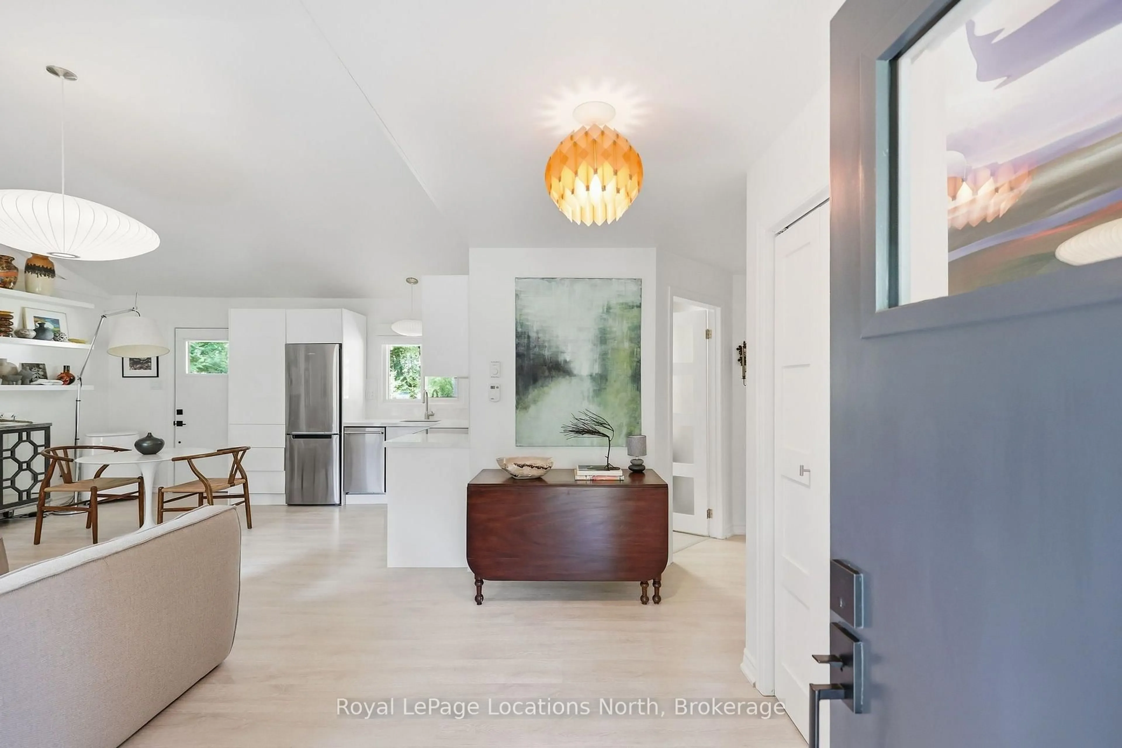 Indoor entryway for 188 39TH St, Wasaga Beach Ontario L9Z 1S3