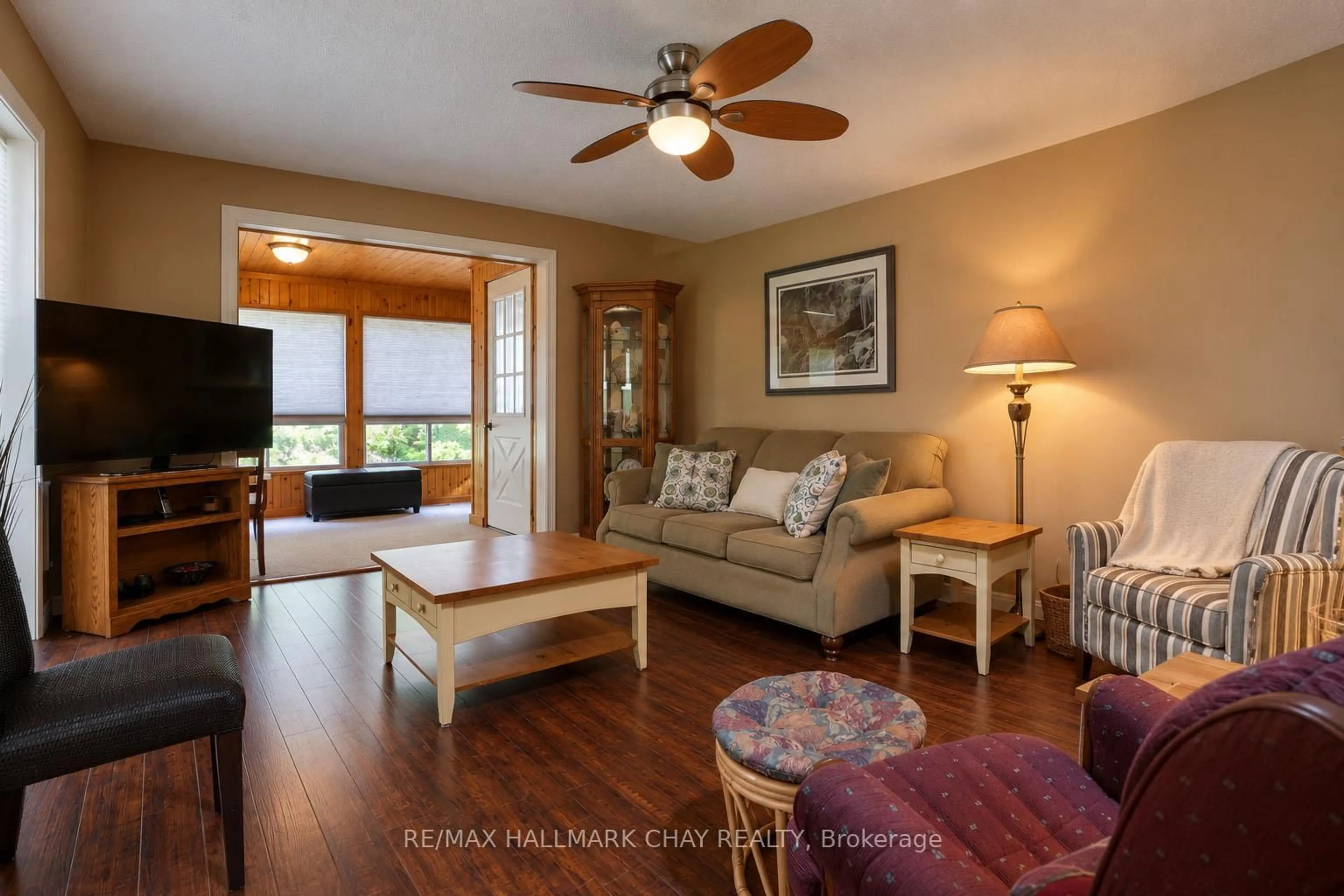 Living room with furniture, wood/laminate floor for 45 Tamarack Dr, Oro-Medonte Ontario L0L 1T0