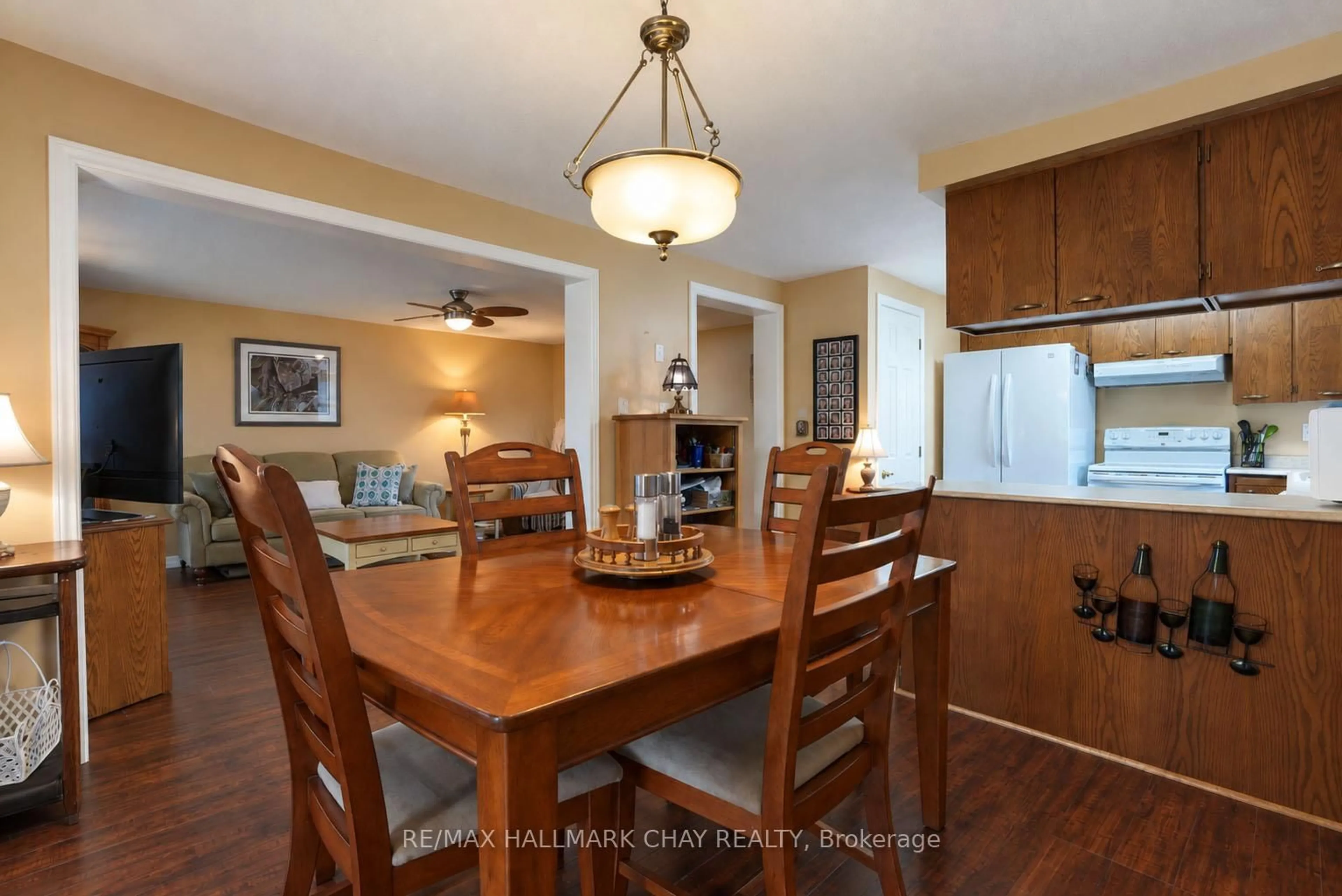 Dining room, wood/laminate floor for 45 Tamarack Dr, Oro-Medonte Ontario L0L 1T0