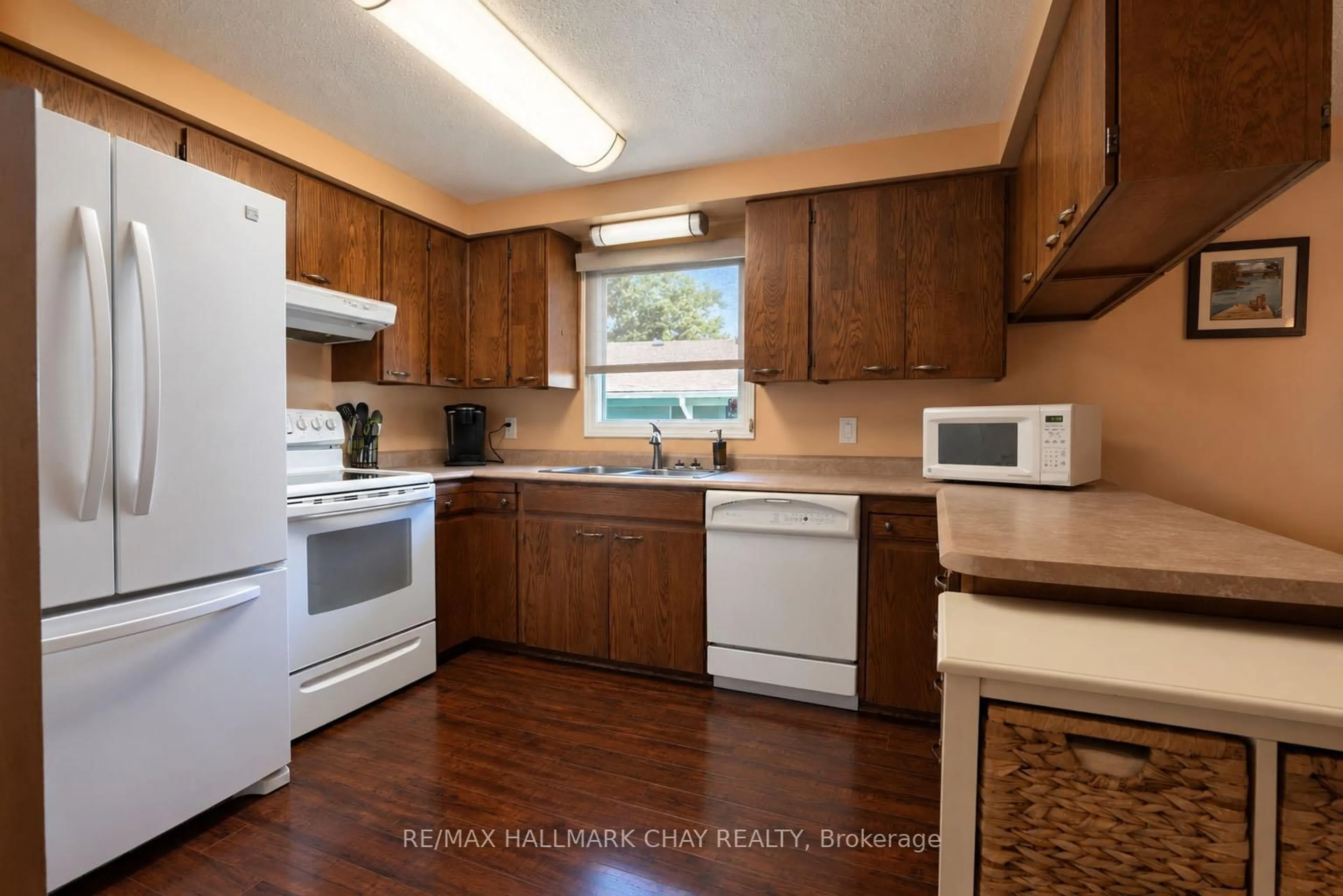 Standard kitchen, unknown for 45 Tamarack Dr, Oro-Medonte Ontario L0L 1T0
