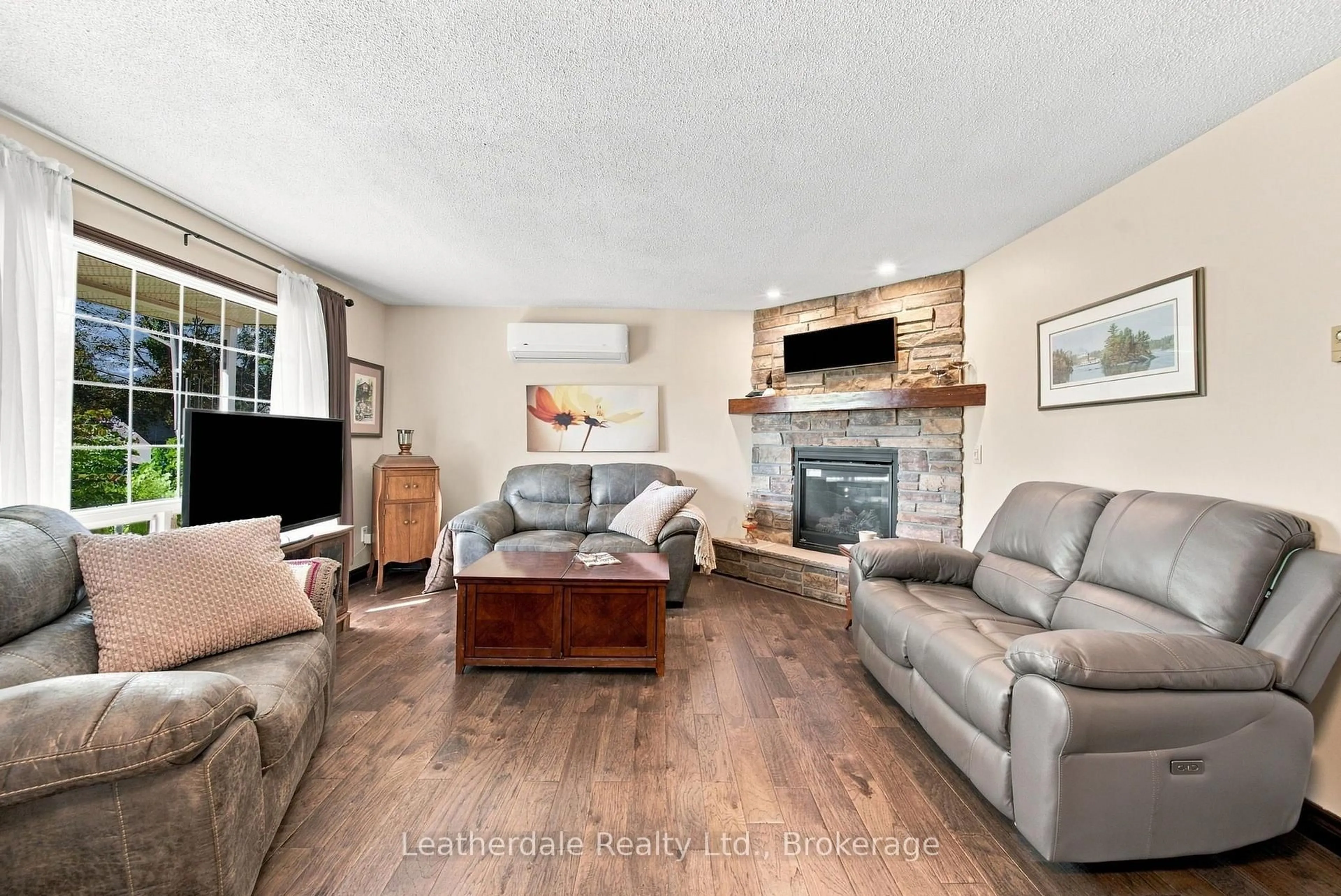 Living room with furniture, unknown for 354 Arthur St, Orillia Ontario L3V 3M8