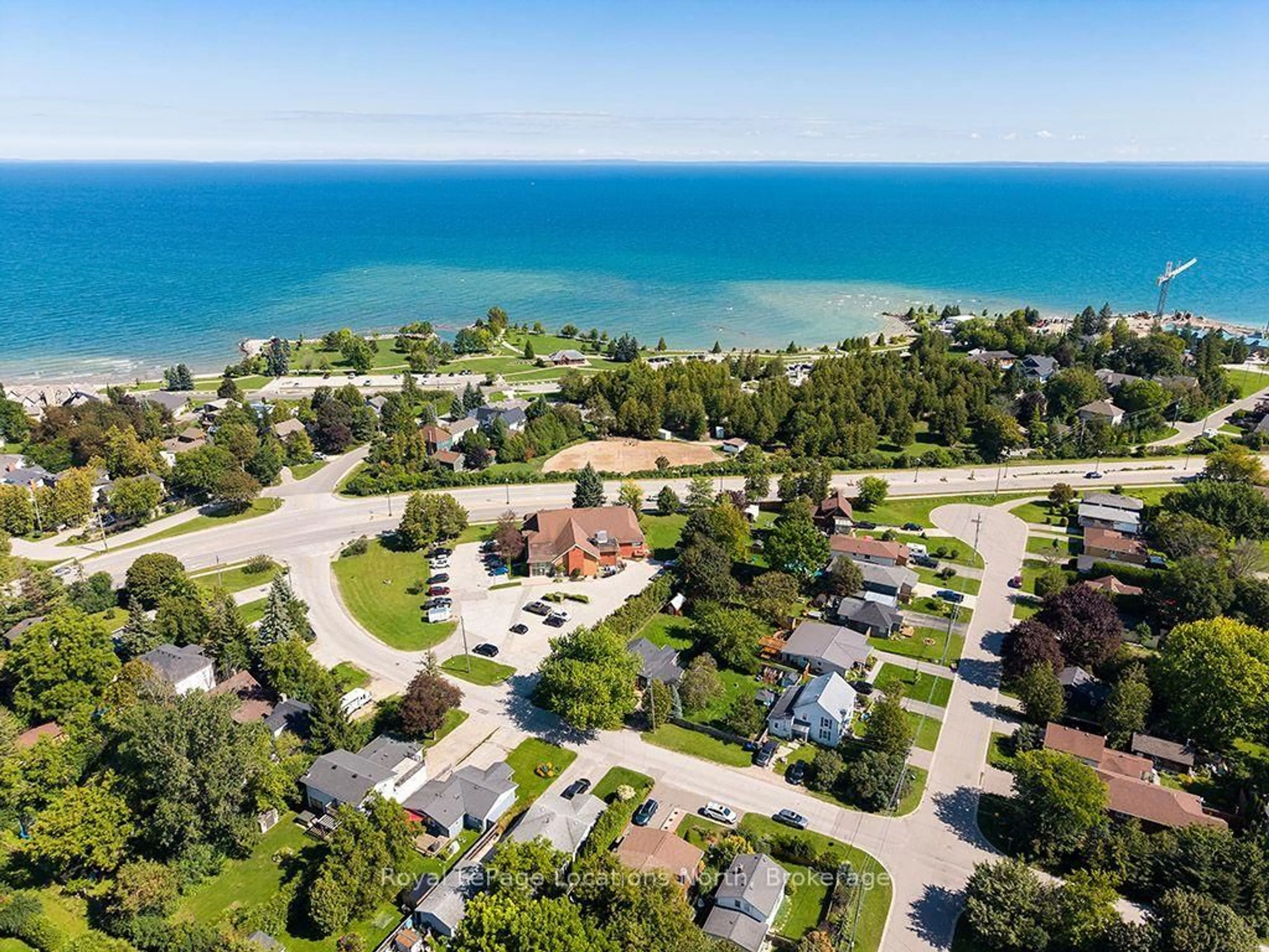 A pic from outside/outdoor area/front of a property/back of a property/a pic from drone, water/lake/river/ocean view for 117 Albert St, Collingwood Ontario L9Y 3Y3