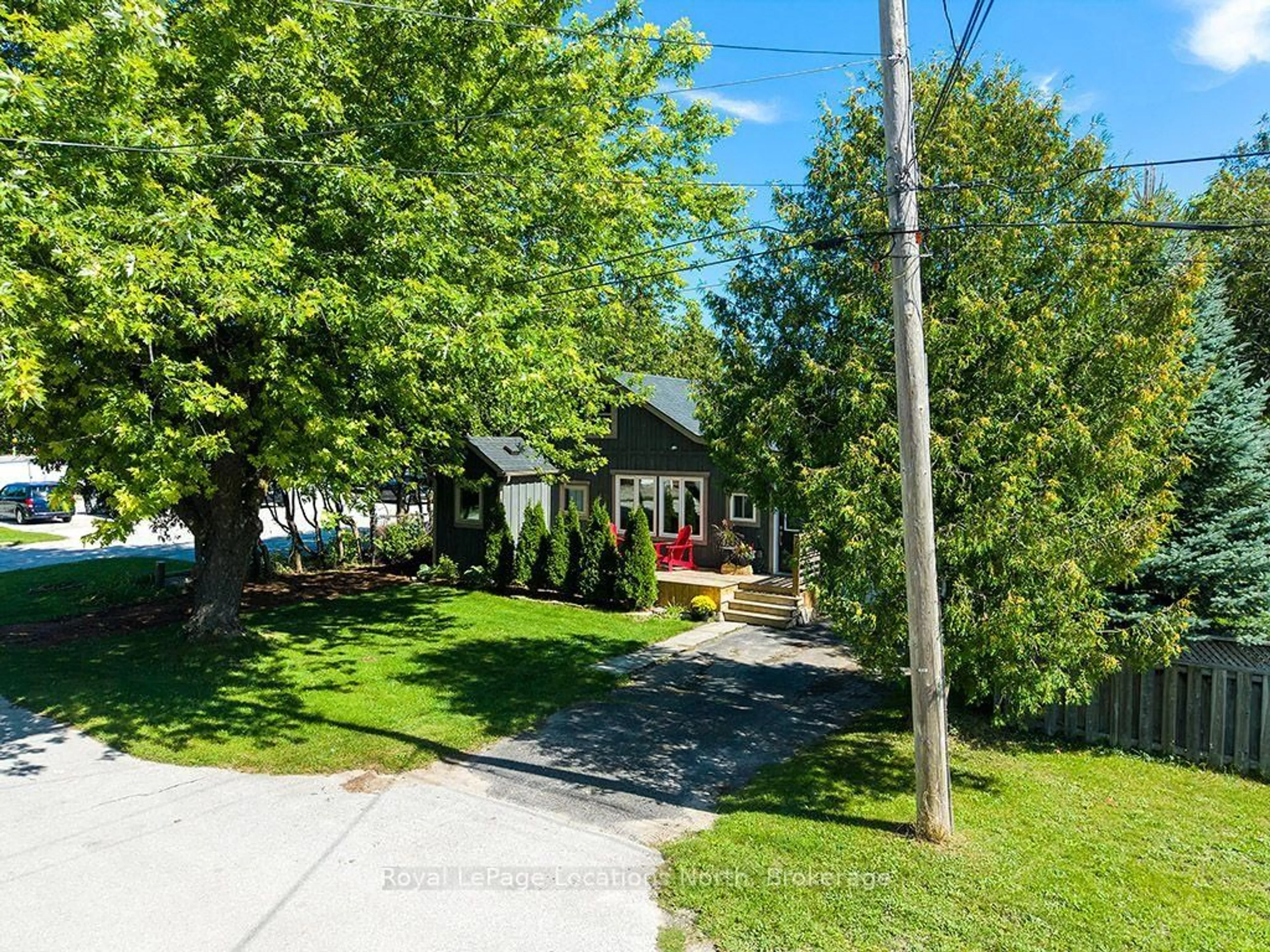 A pic from outside/outdoor area/front of a property/back of a property/a pic from drone, street for 117 Albert St, Collingwood Ontario L9Y 3Y3
