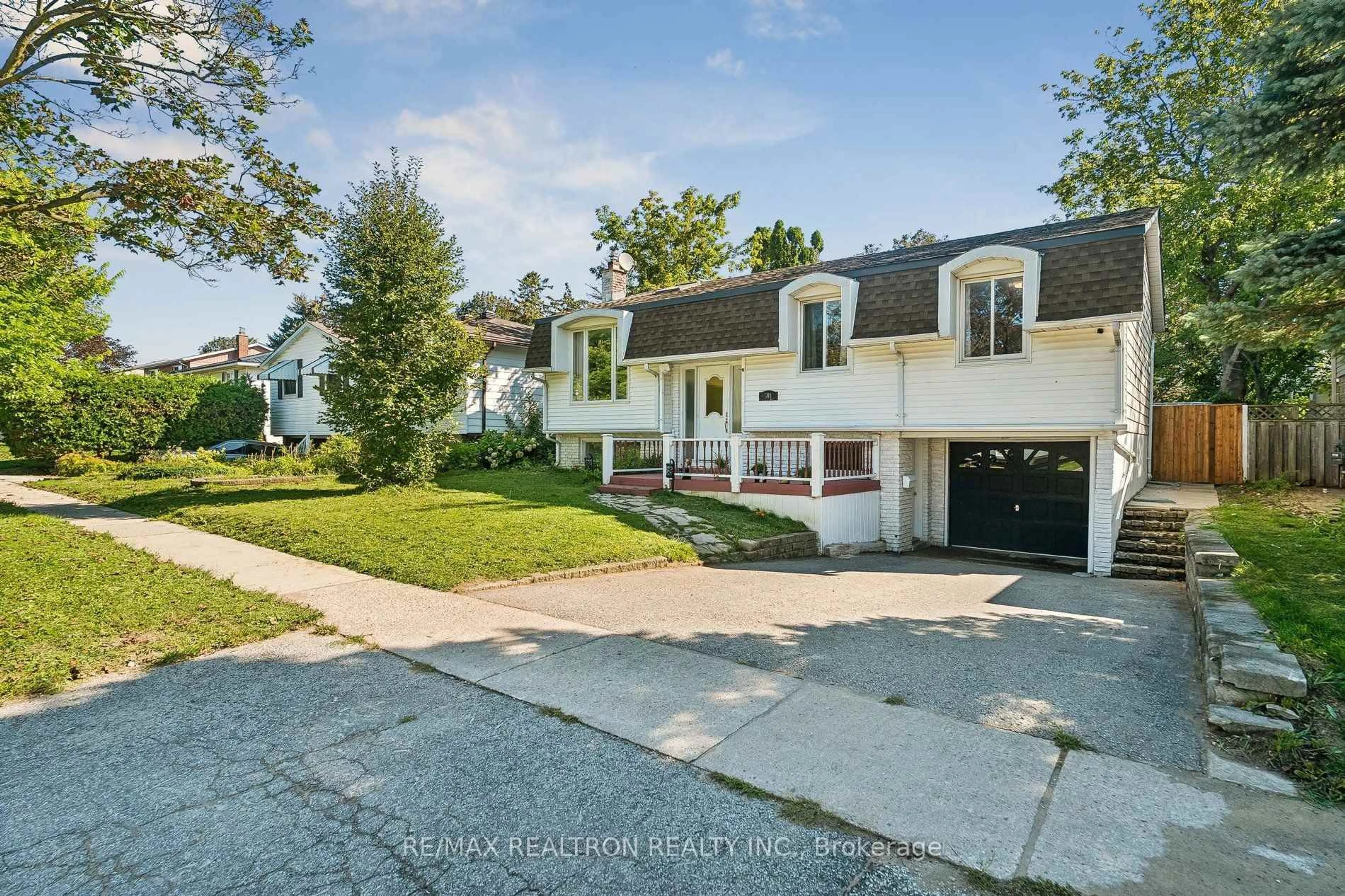 A pic from outside/outdoor area/front of a property/back of a property/a pic from drone, street for 101 Marshall St, Barrie Ontario L4N 4K7