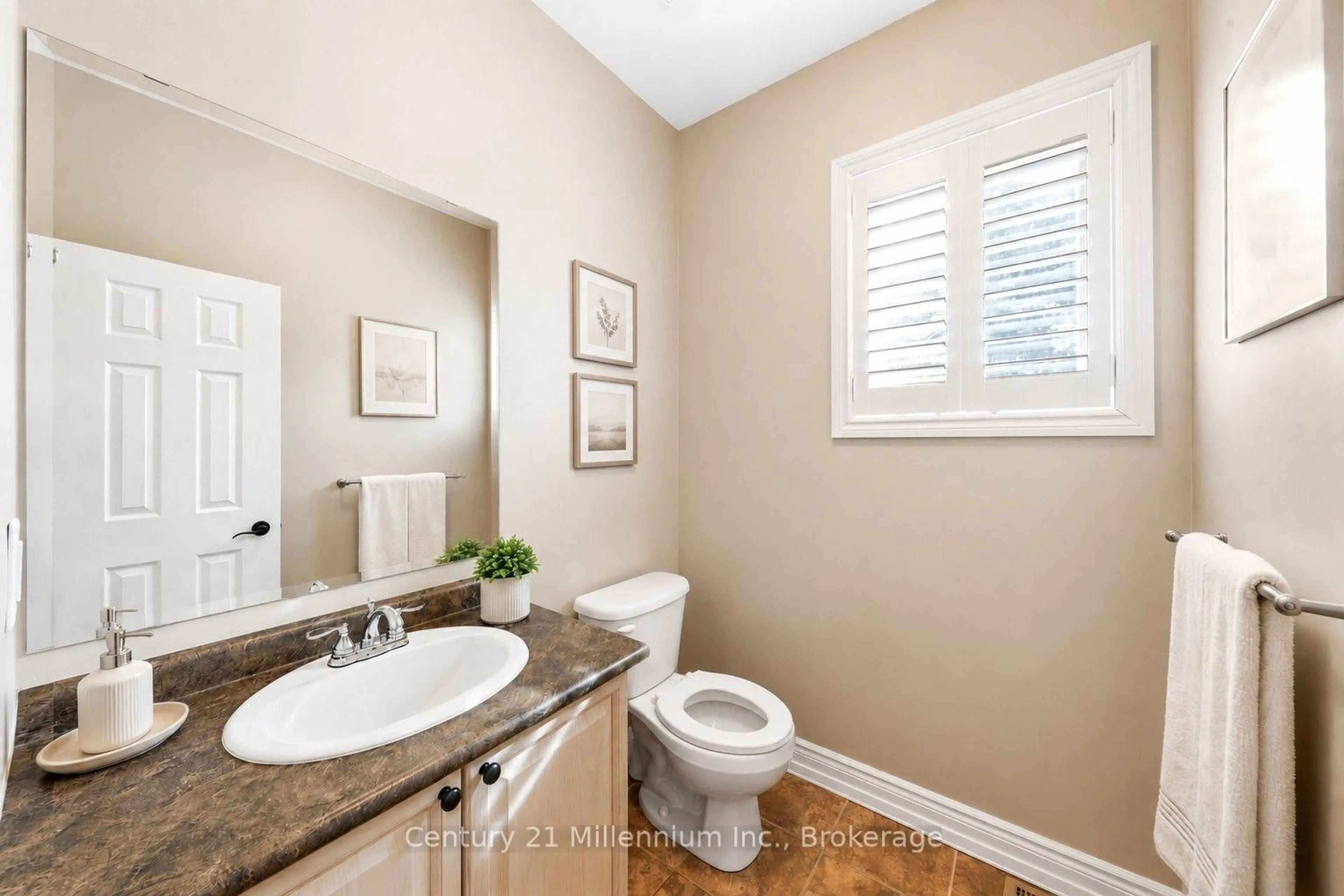 Standard bathroom, ceramic/tile floor for 9 Hill St, Collingwood Ontario L9Y 0A7
