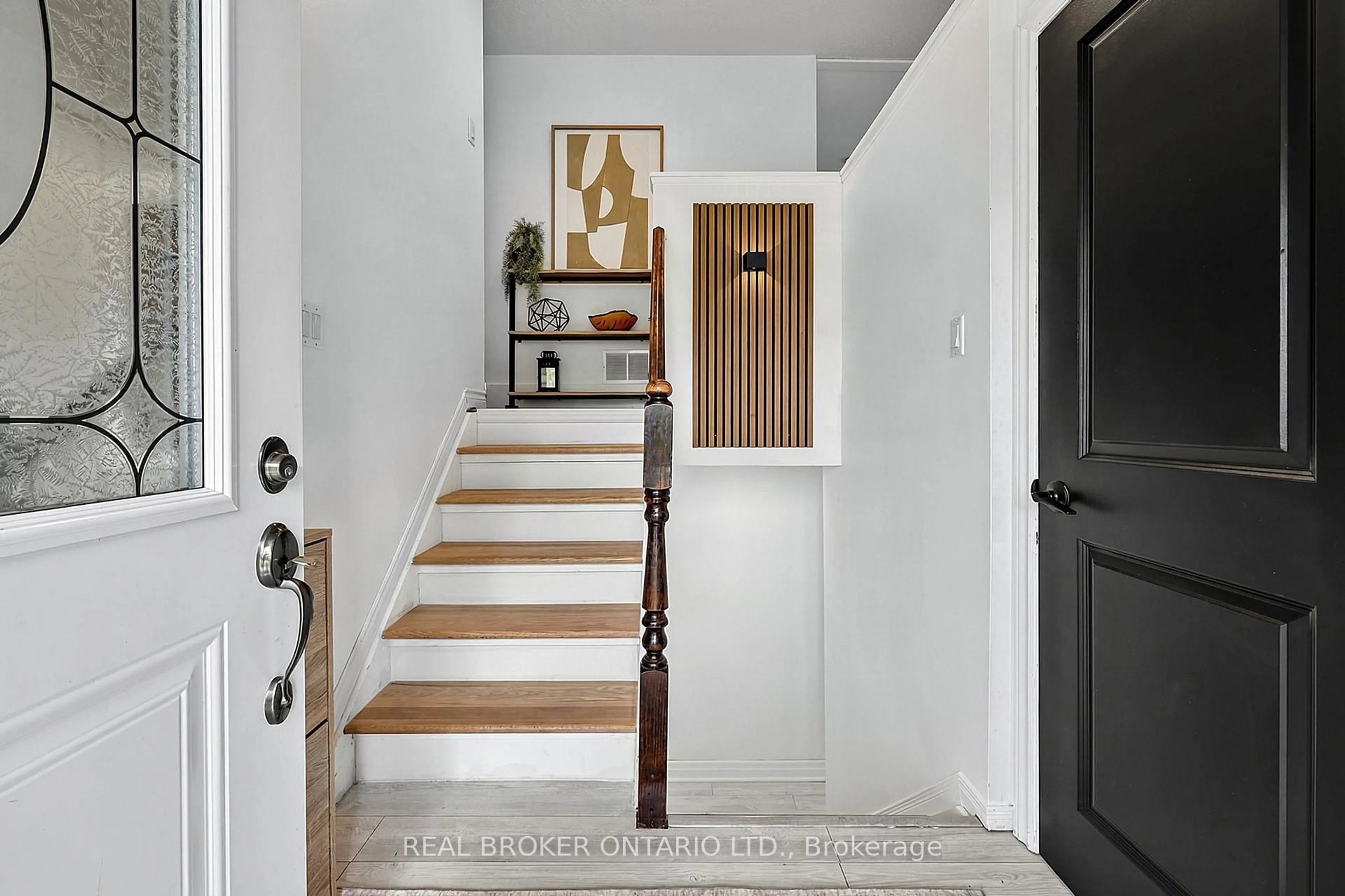 Indoor entryway for 55 Elizabeth St, Tay Ontario L0K 2A0