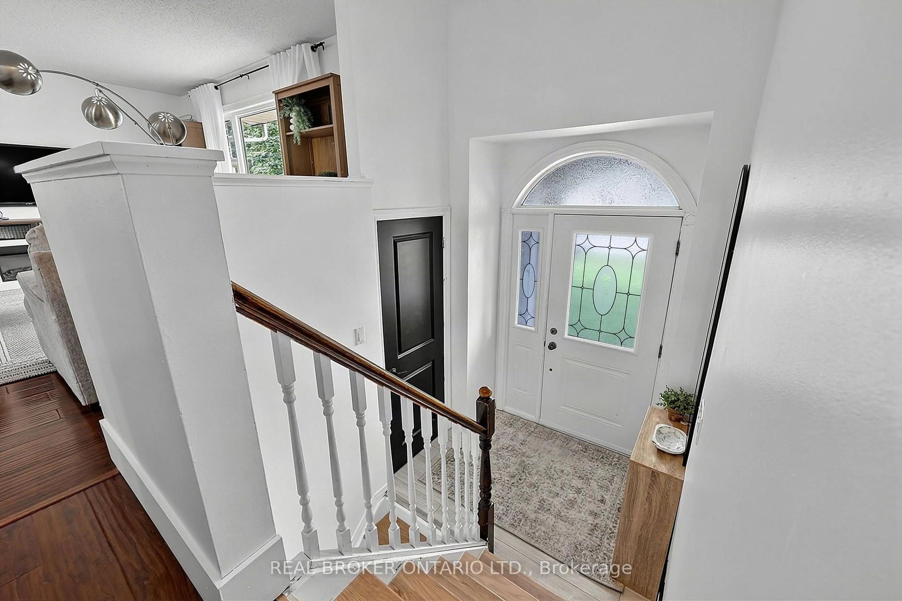 Indoor entryway for 55 Elizabeth St, Tay Ontario L0K 2A0