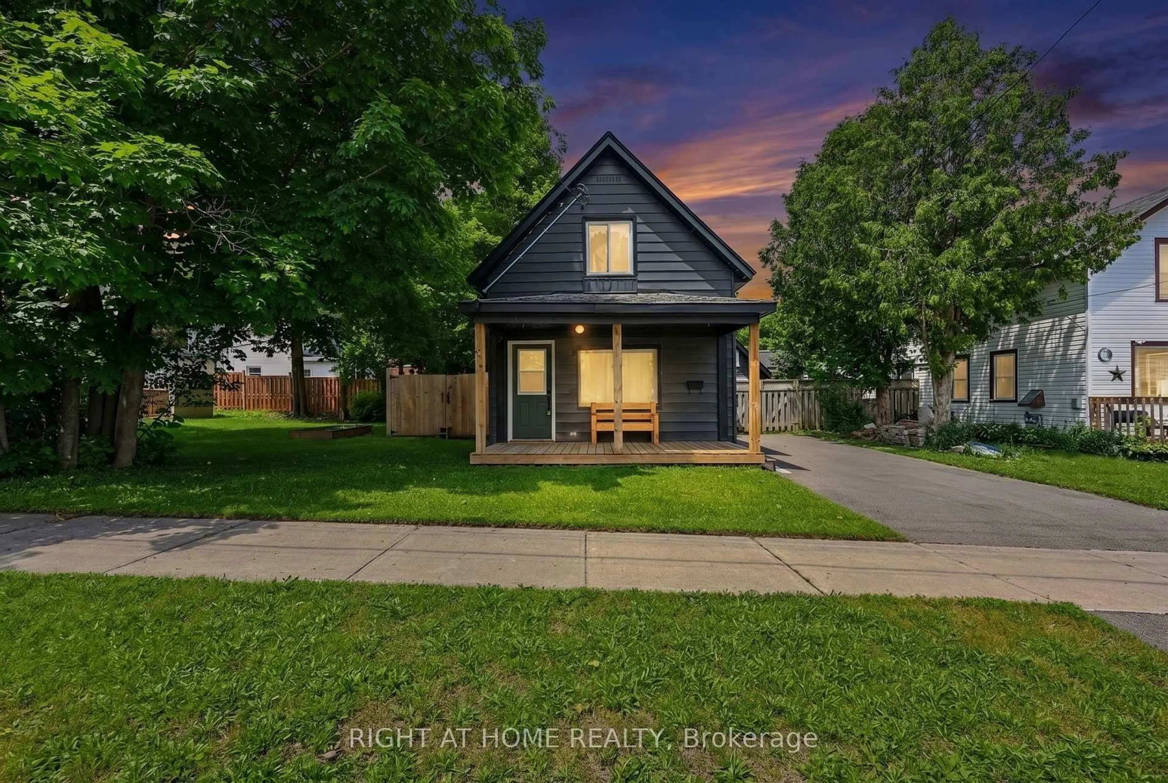 A pic from outside/outdoor area/front of a property/back of a property/a pic from drone, street for 314 Bay St, Midland Ontario L4R 1J9