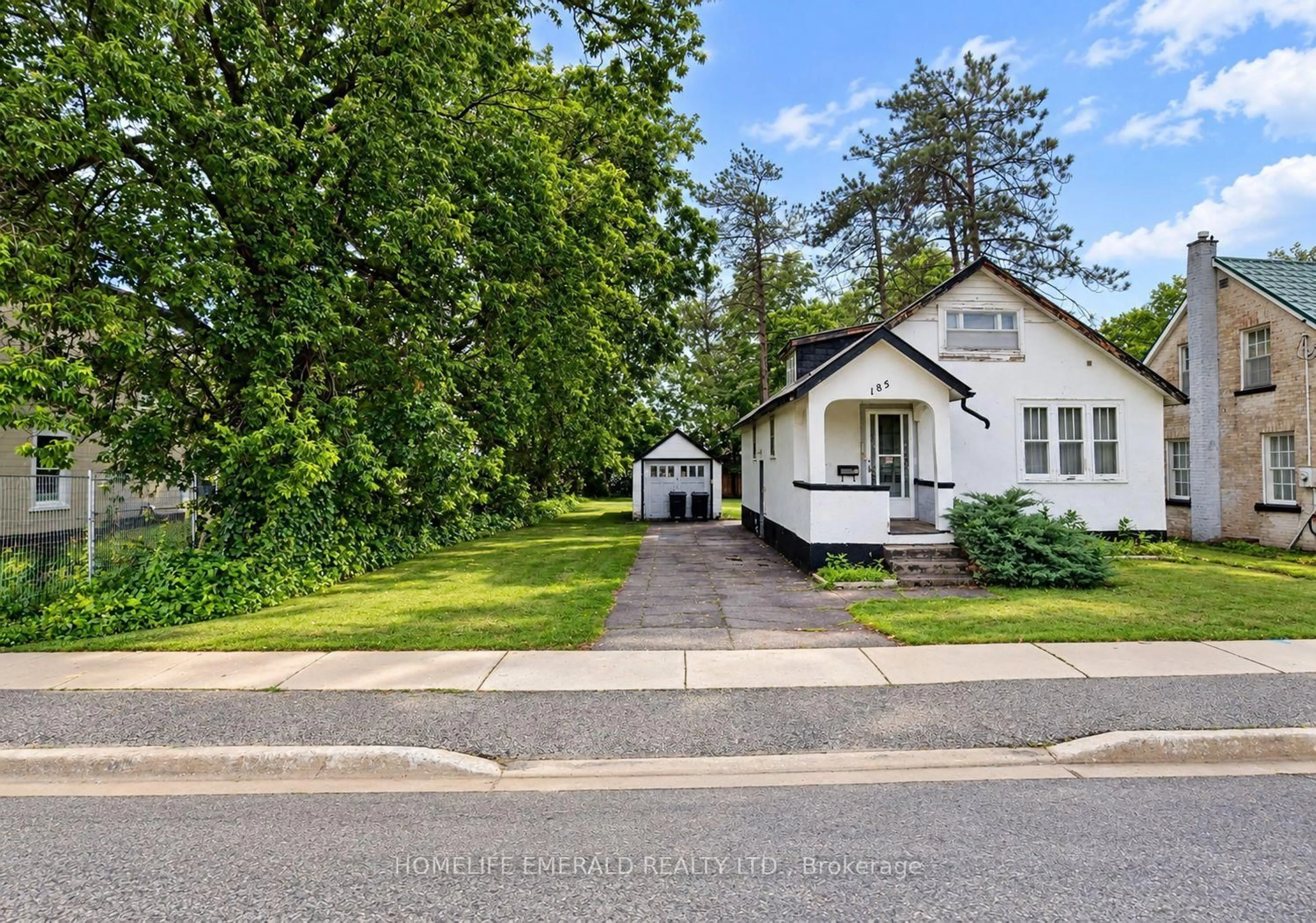 A pic from outside/outdoor area/front of a property/back of a property/a pic from drone, street for 185 Dunlop St, Barrie Ontario L4N 1B4