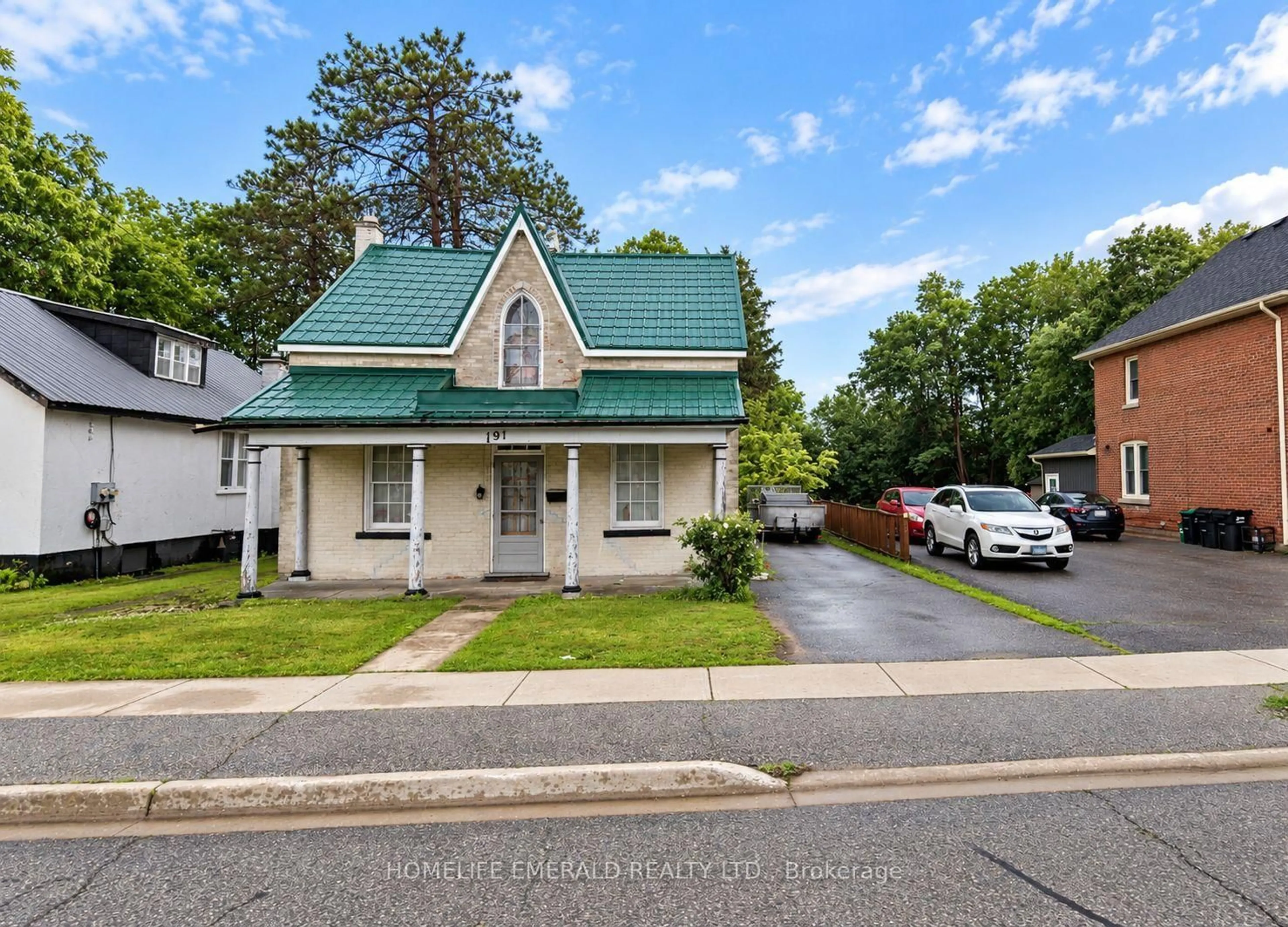 A pic from outside/outdoor area/front of a property/back of a property/a pic from drone, street for 191 Dunlop St, Barrie Ontario L4N 1B6