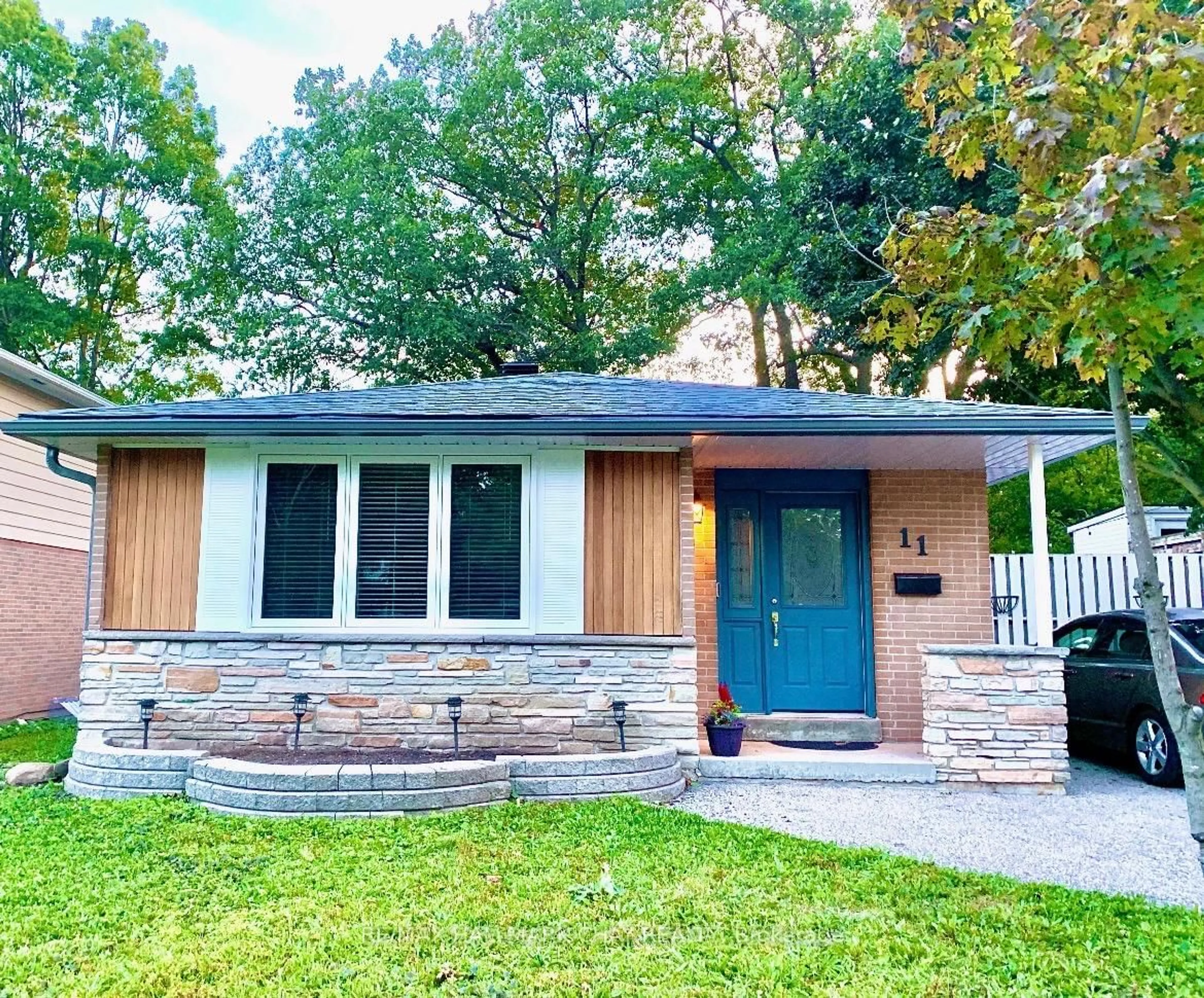 Home with vinyl exterior material, street for 11 Daphne Cres, Barrie Ontario L4M 2Y7