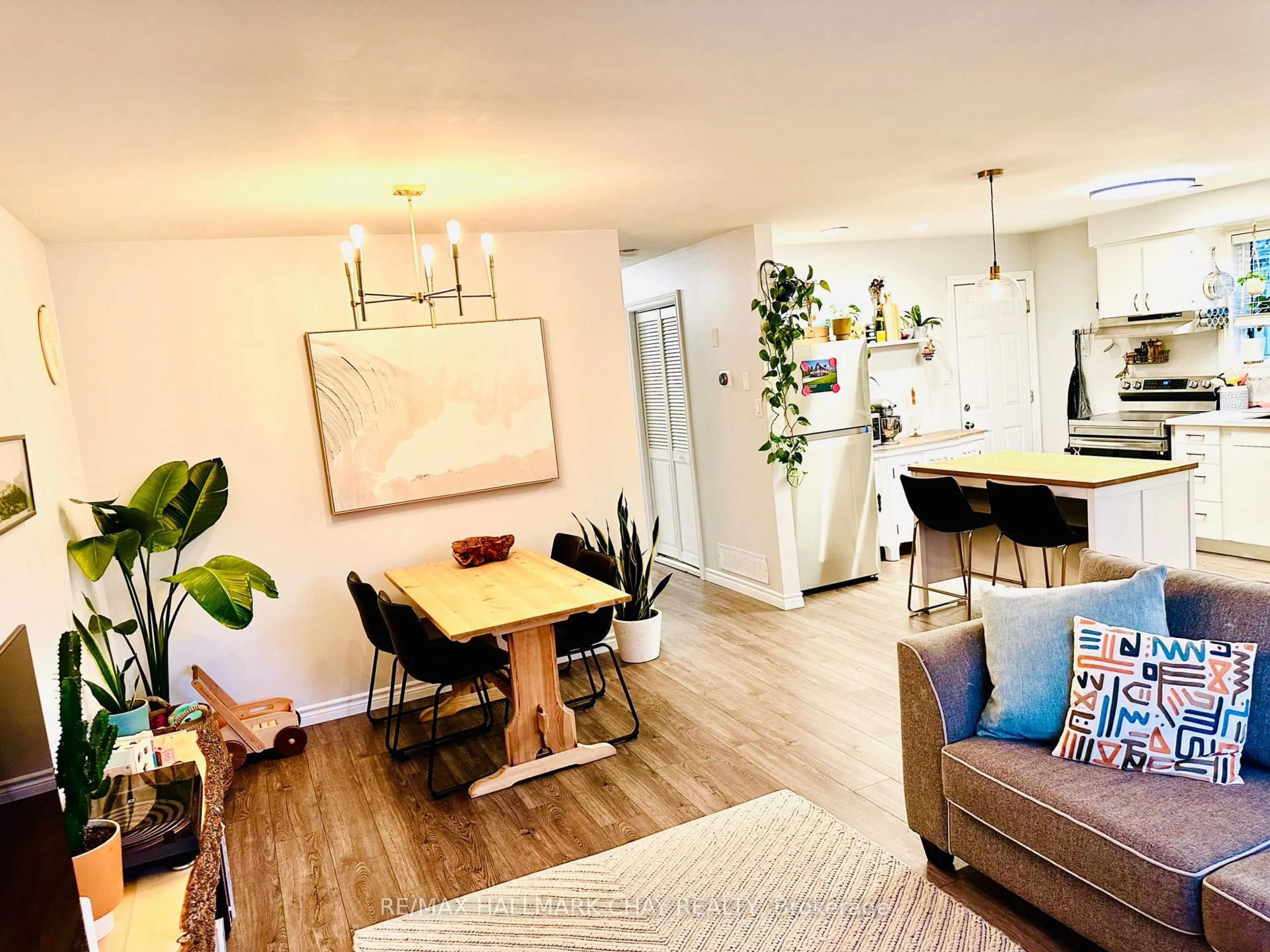 Living room with furniture, wood/laminate floor for 11 Daphne Cres, Barrie Ontario L4M 2Y7