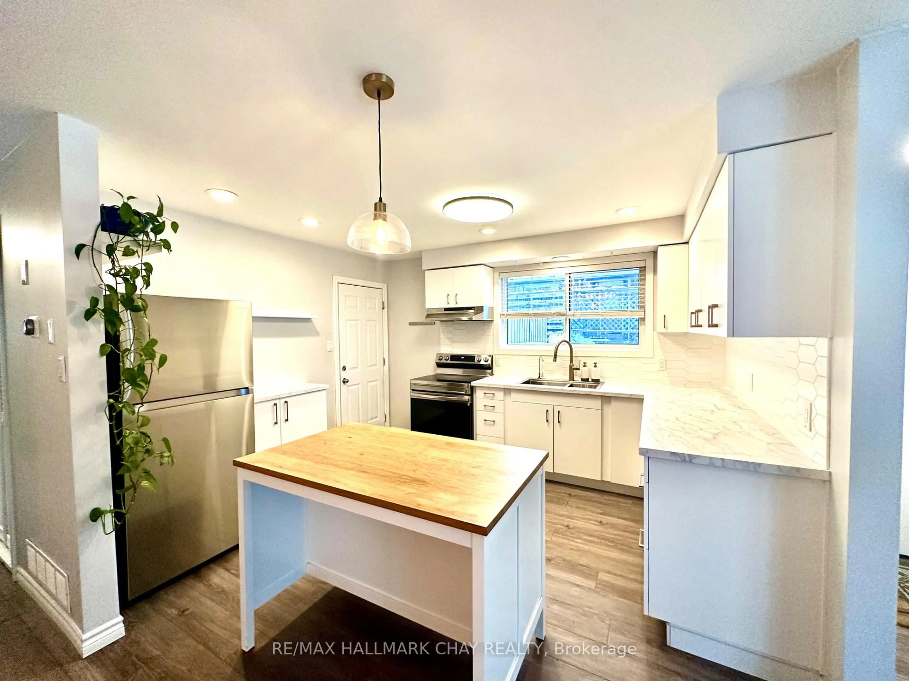Open concept kitchen, unknown for 11 Daphne Cres, Barrie Ontario L4M 2Y7