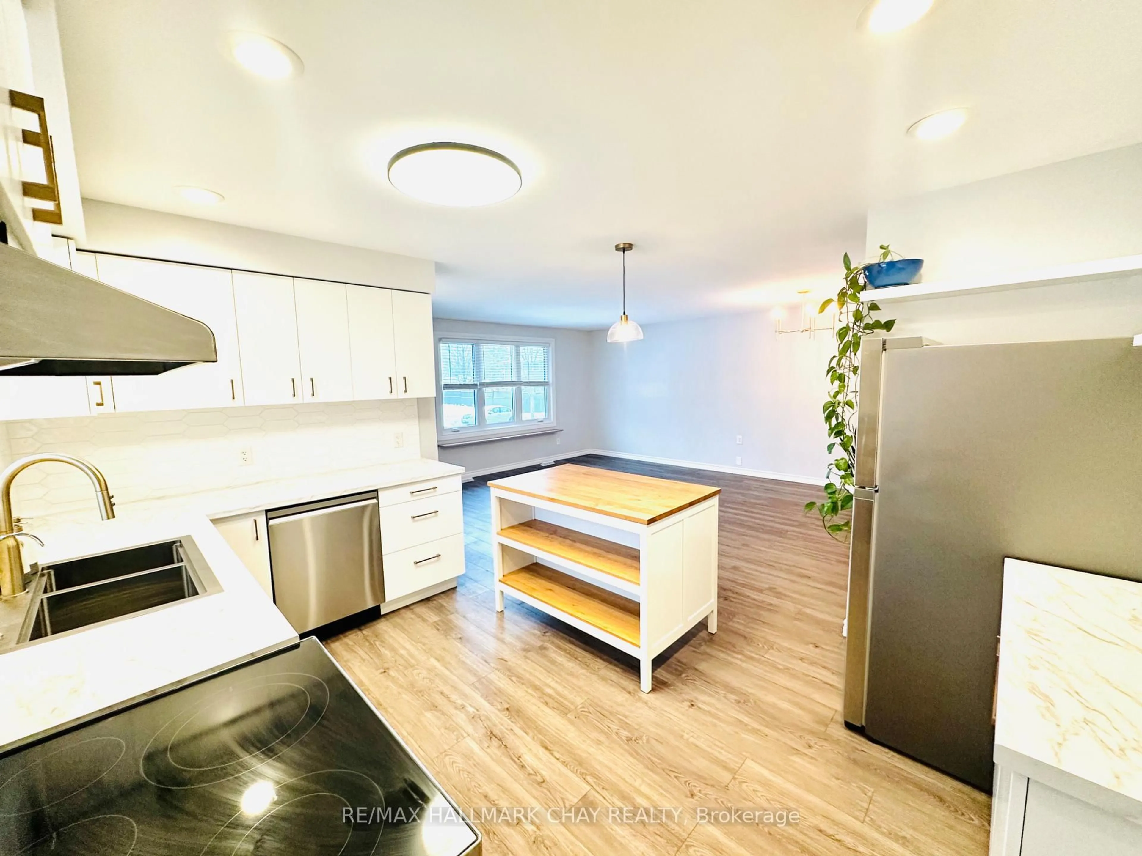 Open concept kitchen, unknown for 11 Daphne Cres, Barrie Ontario L4M 2Y7