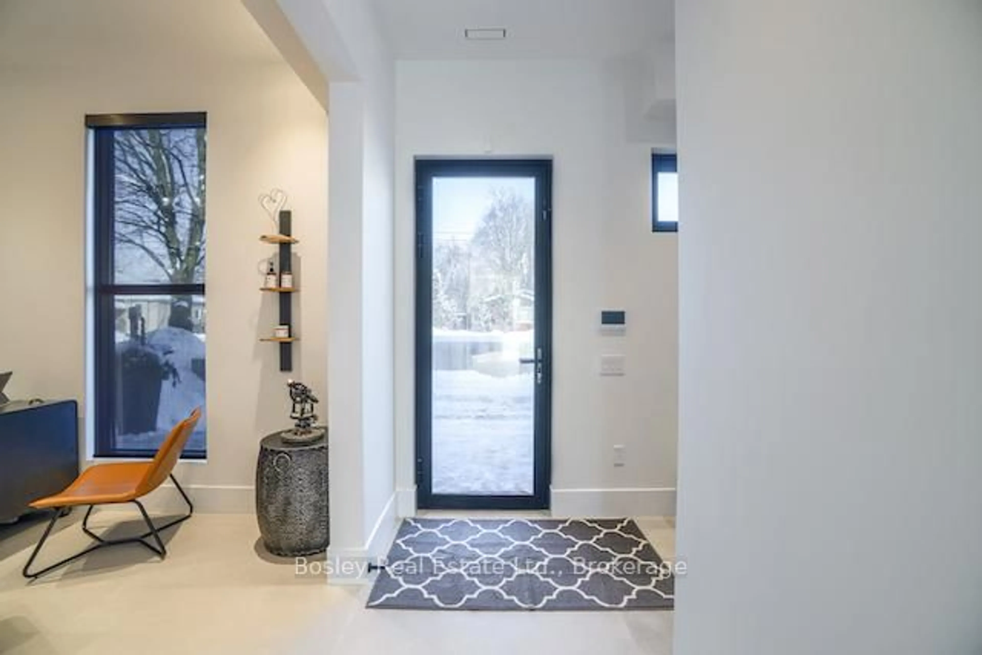 Indoor entryway for 142 Sixth St, Collingwood Ontario L9Y 1Y9