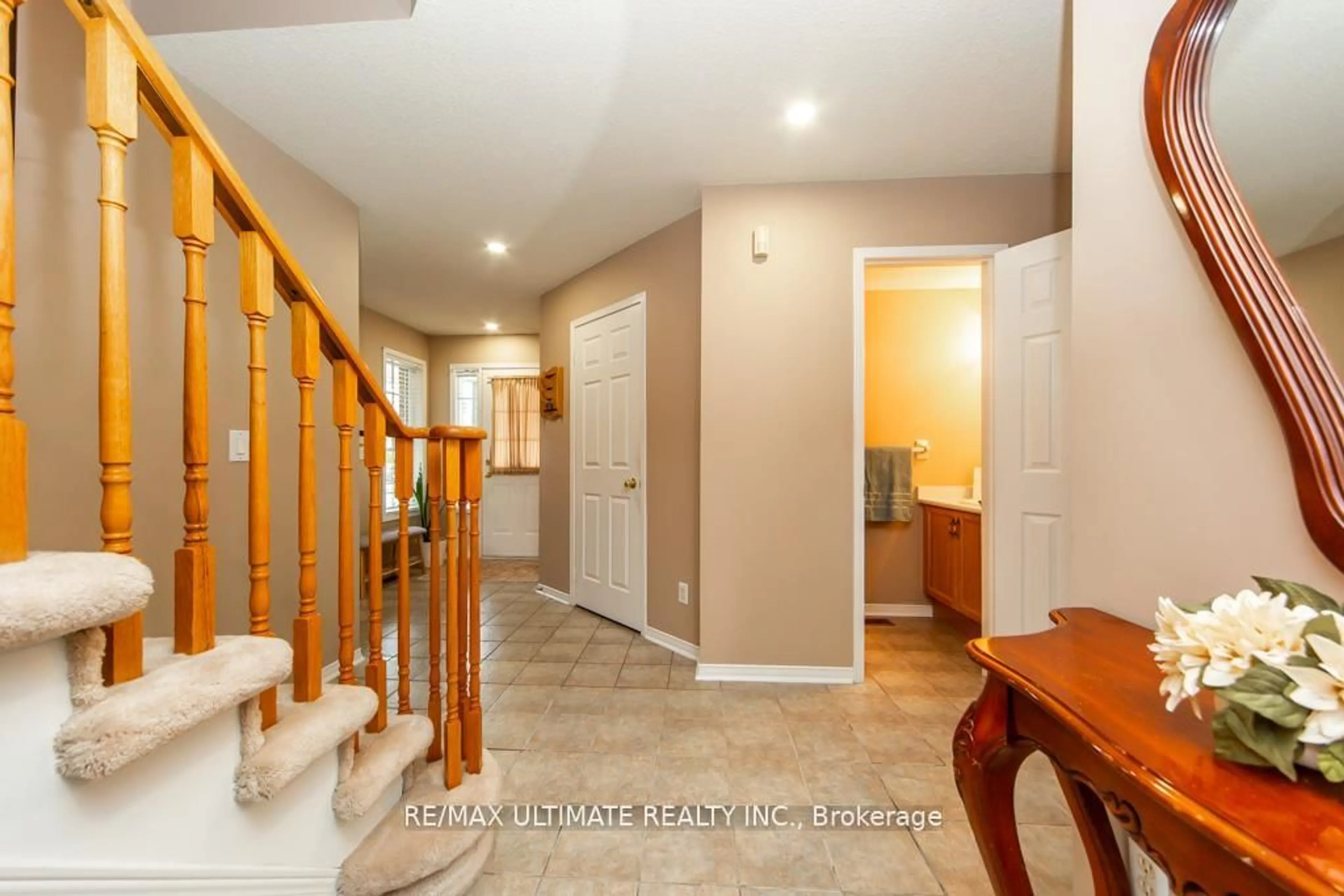 Indoor entryway for 5 Twiss Dr, Barrie Ontario L4N 8P3