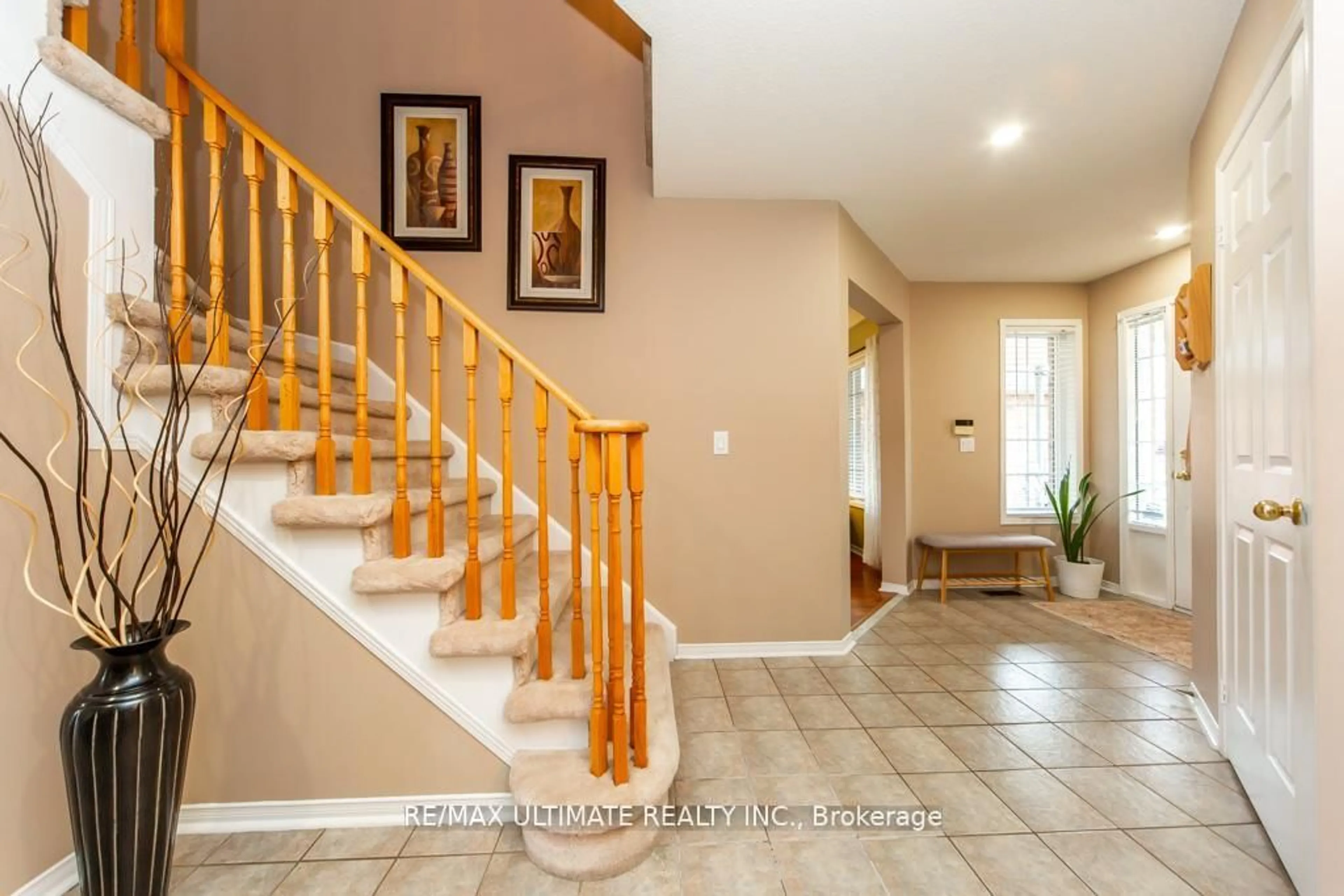 Indoor entryway for 5 Twiss Dr, Barrie Ontario L4N 8P3