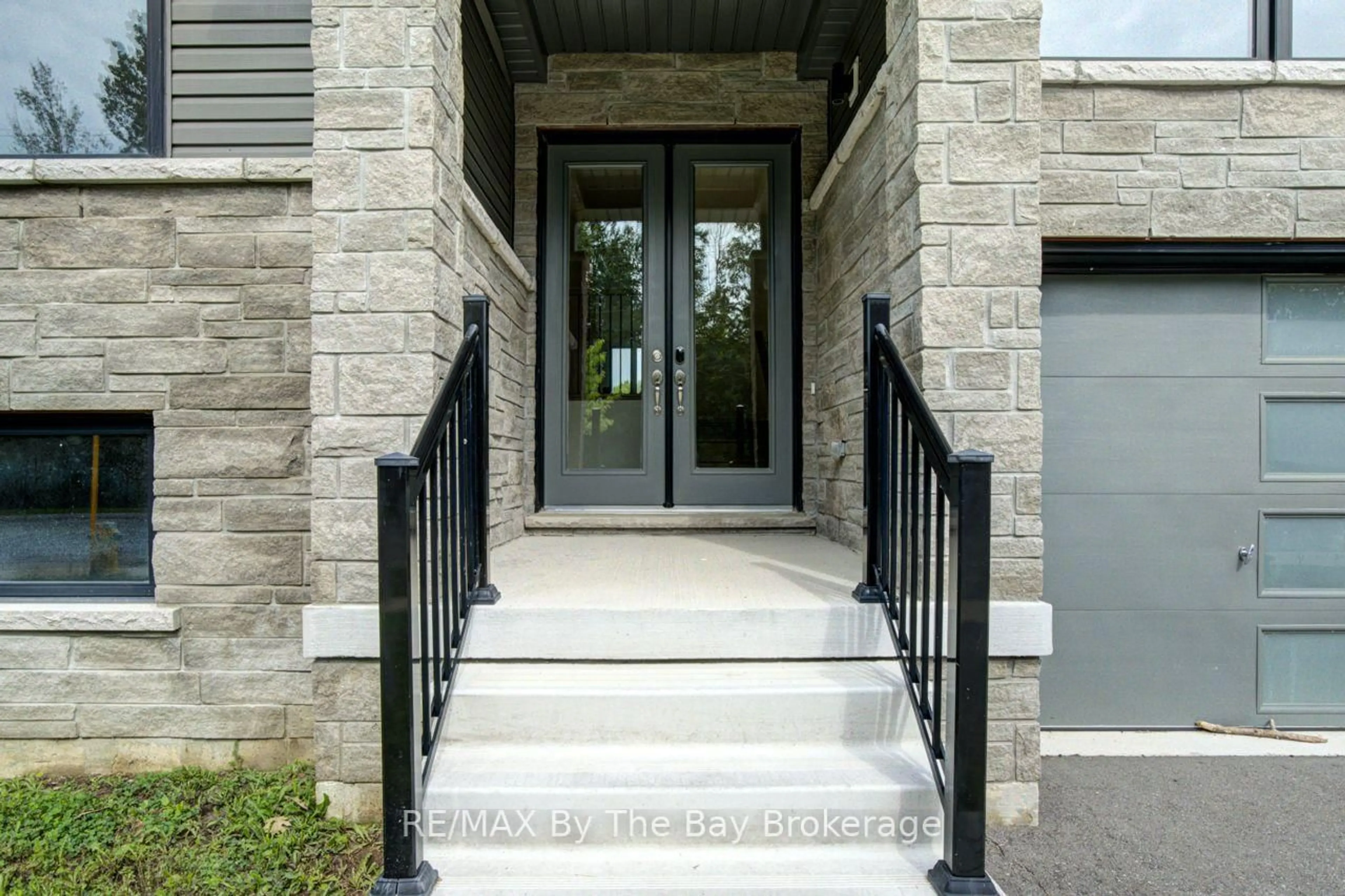 Indoor entryway for 232 Ramblewood Dr, Wasaga Beach Ontario L9Z 0L6