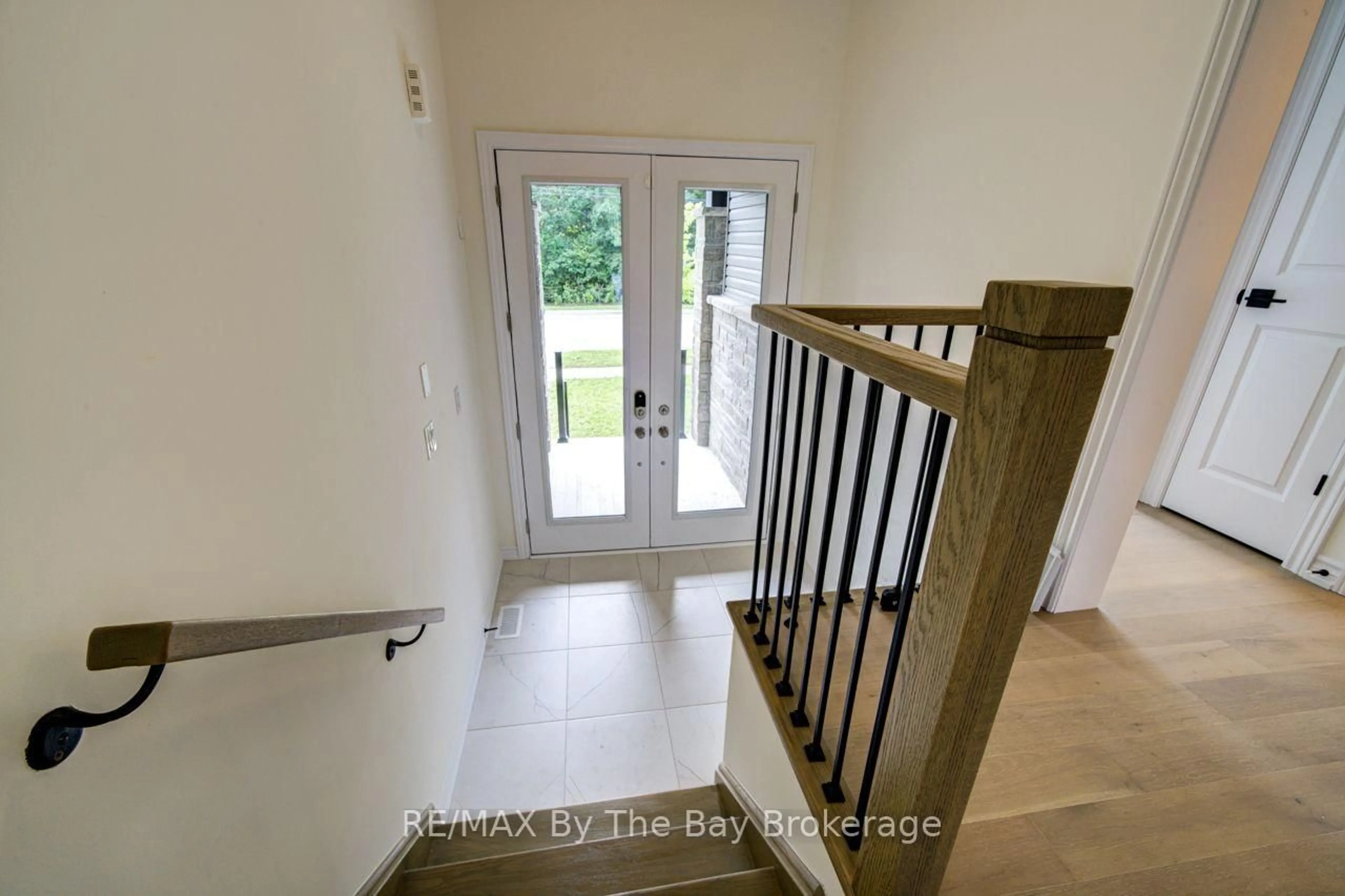 Indoor entryway for 232 Ramblewood Dr, Wasaga Beach Ontario L9Z 0L6