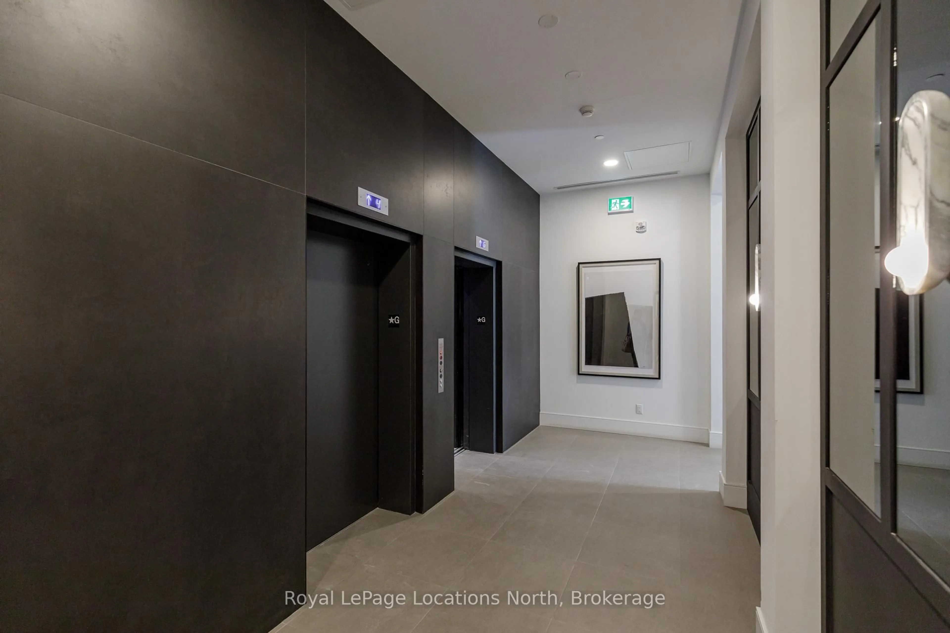 Indoor foyer for 31 HURON St #203, Collingwood Ontario L9Y 5T7