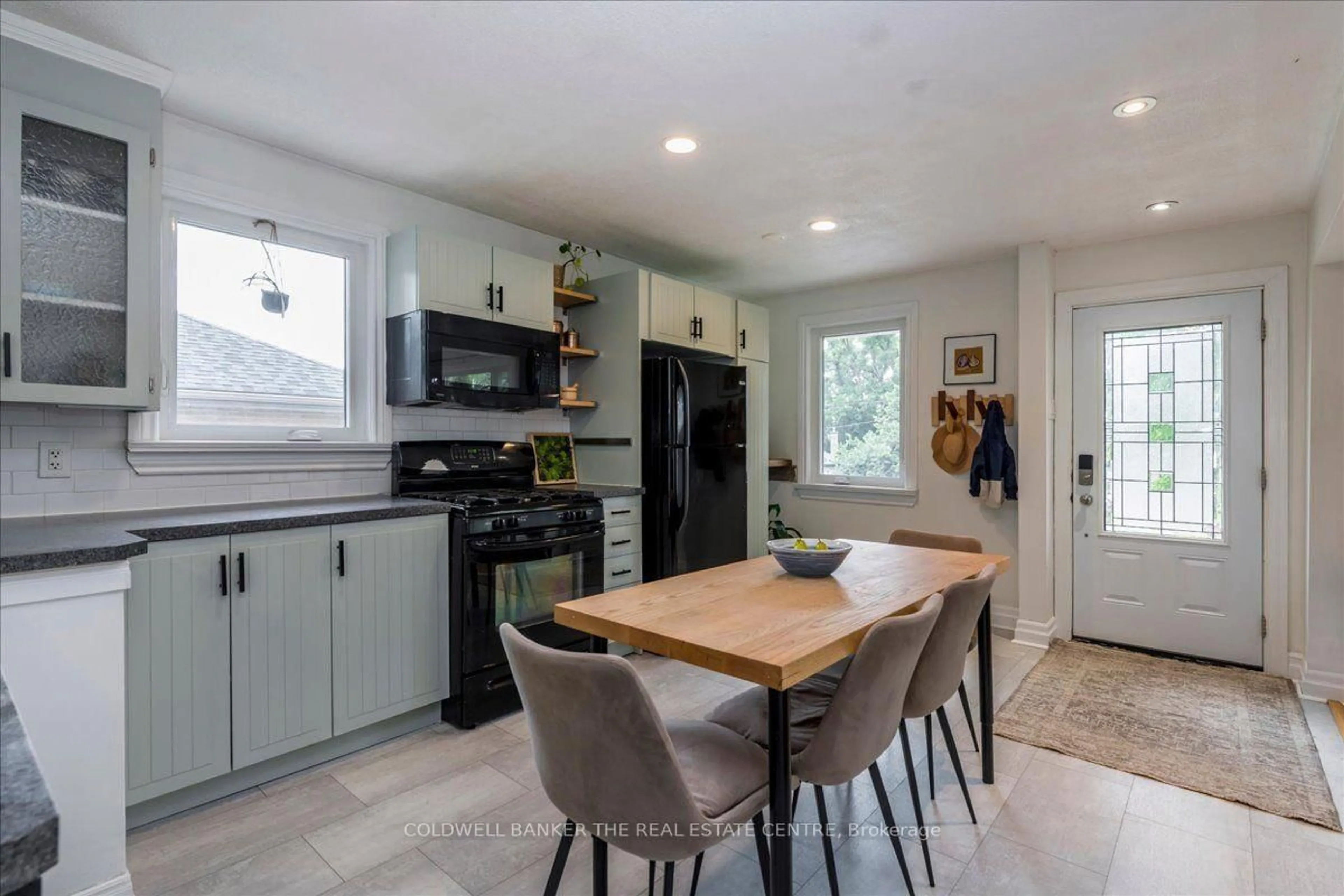 Open concept kitchen, ceramic/tile floor for 18 Agnes St, Barrie Ontario L4M 2S2