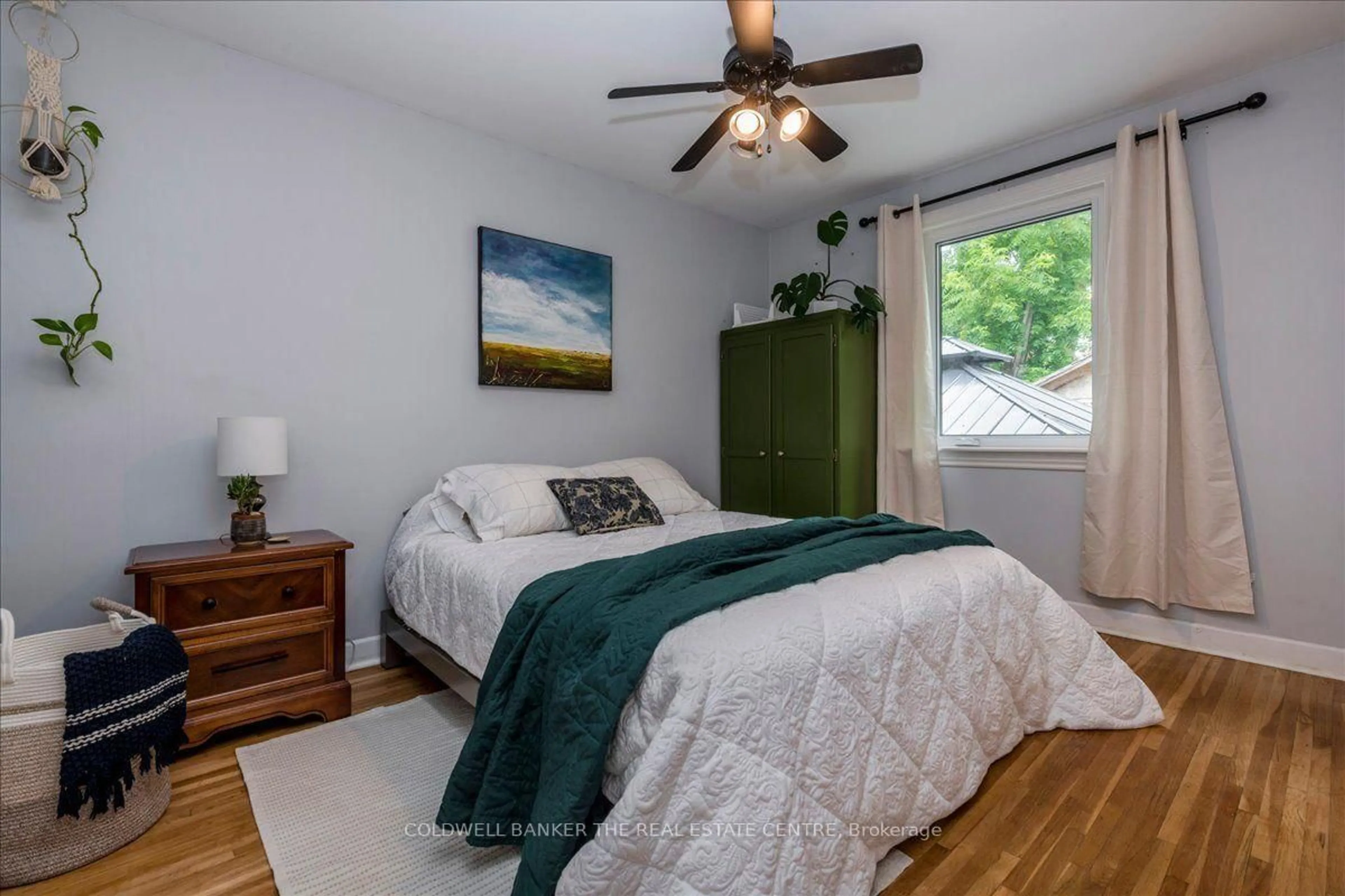 Bedroom with bed, wood/laminate floor for 18 Agnes St, Barrie Ontario L4M 2S2