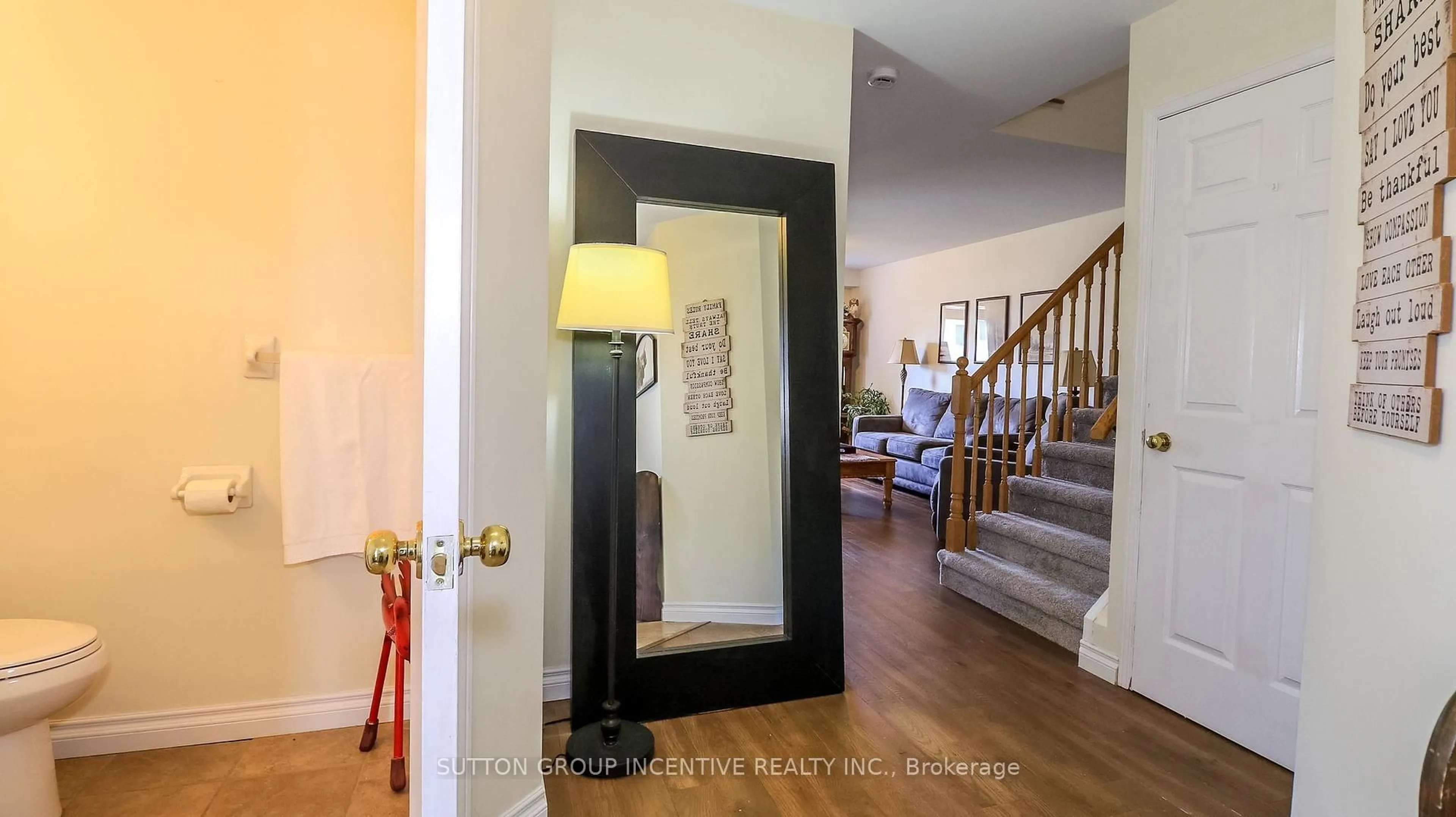 Indoor entryway for 152 Julia Cres, Orillia Ontario L3V 7W8