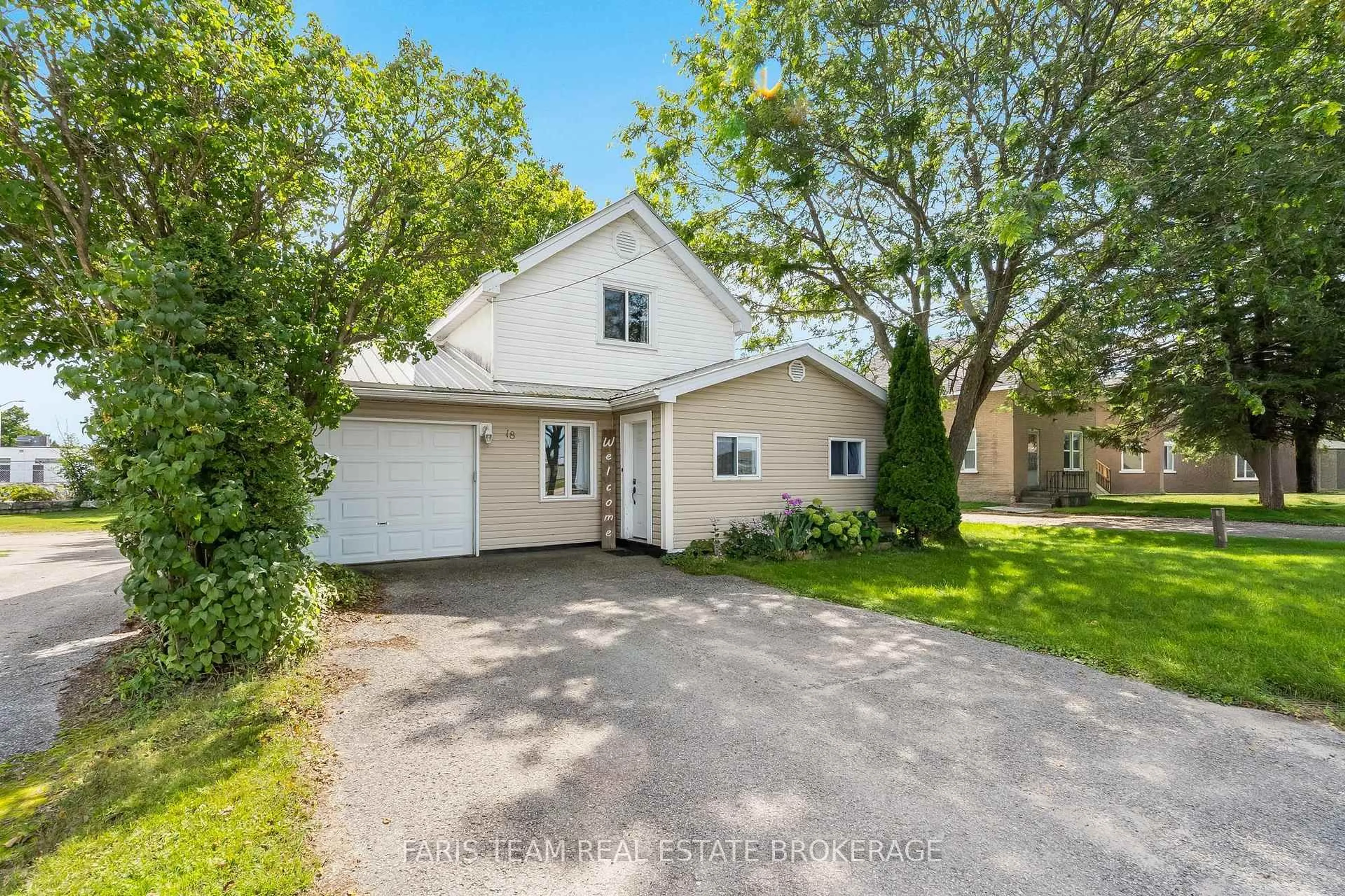A pic from outside/outdoor area/front of a property/back of a property/a pic from drone, street for 18 Poyntz St, Penetanguishene Ontario L9M 1M4