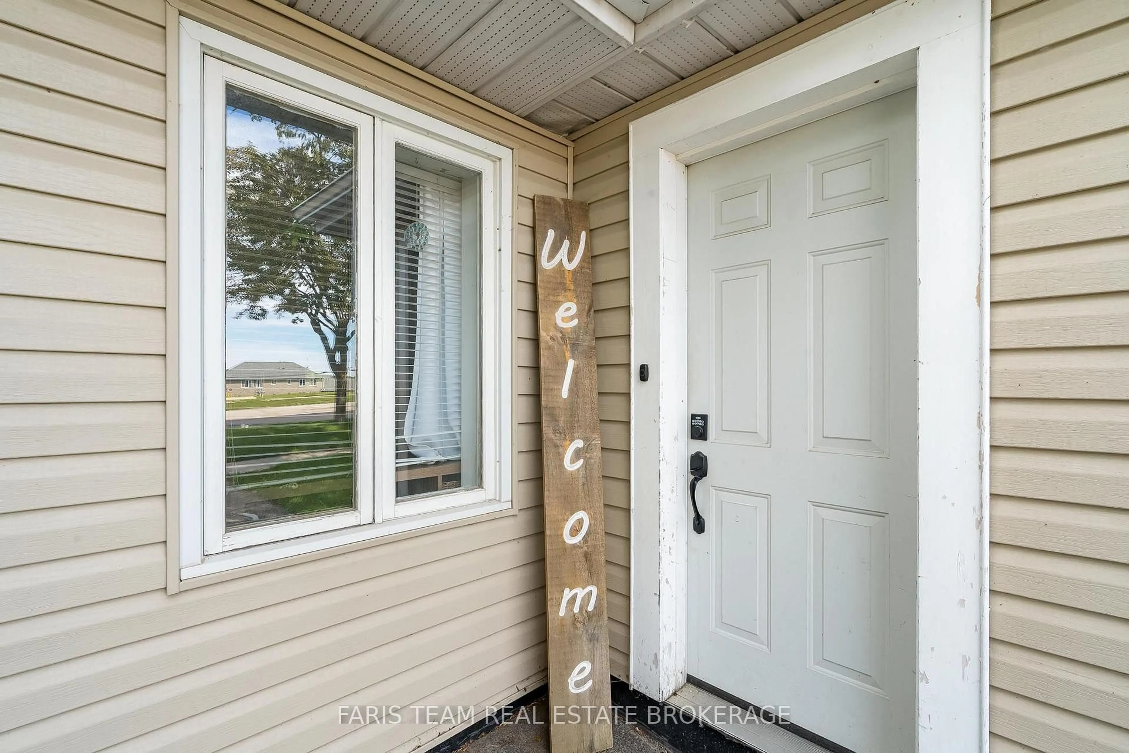 Indoor entryway for 18 Poyntz St, Penetanguishene Ontario L9M 1M4