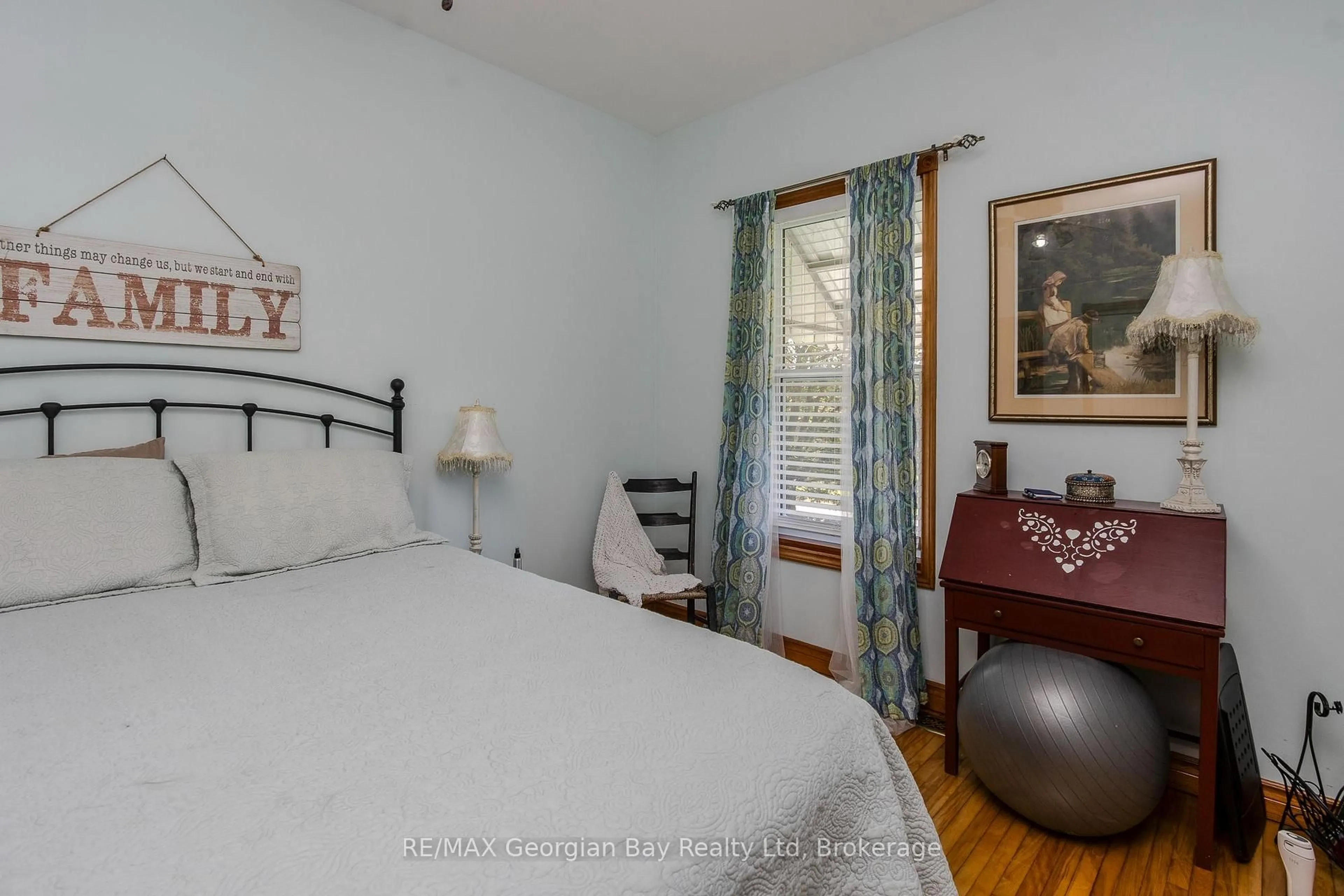 Bedroom with bed, unknown for 305 Lindsay St, Midland Ontario L4R 2V4