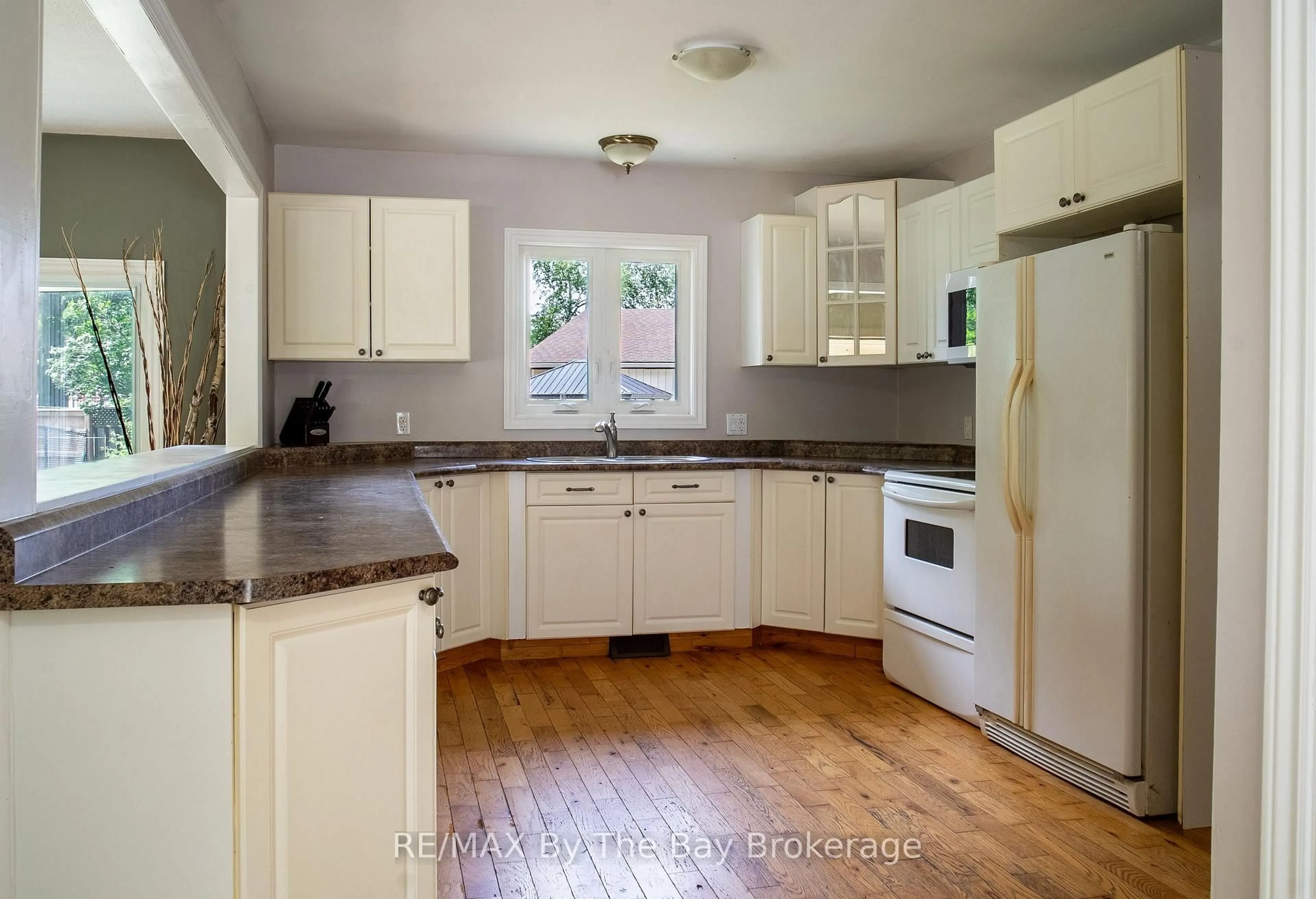 Standard kitchen, unknown for 74 Oxbow Park Dr, Wasaga Beach Ontario L9Z 2V8