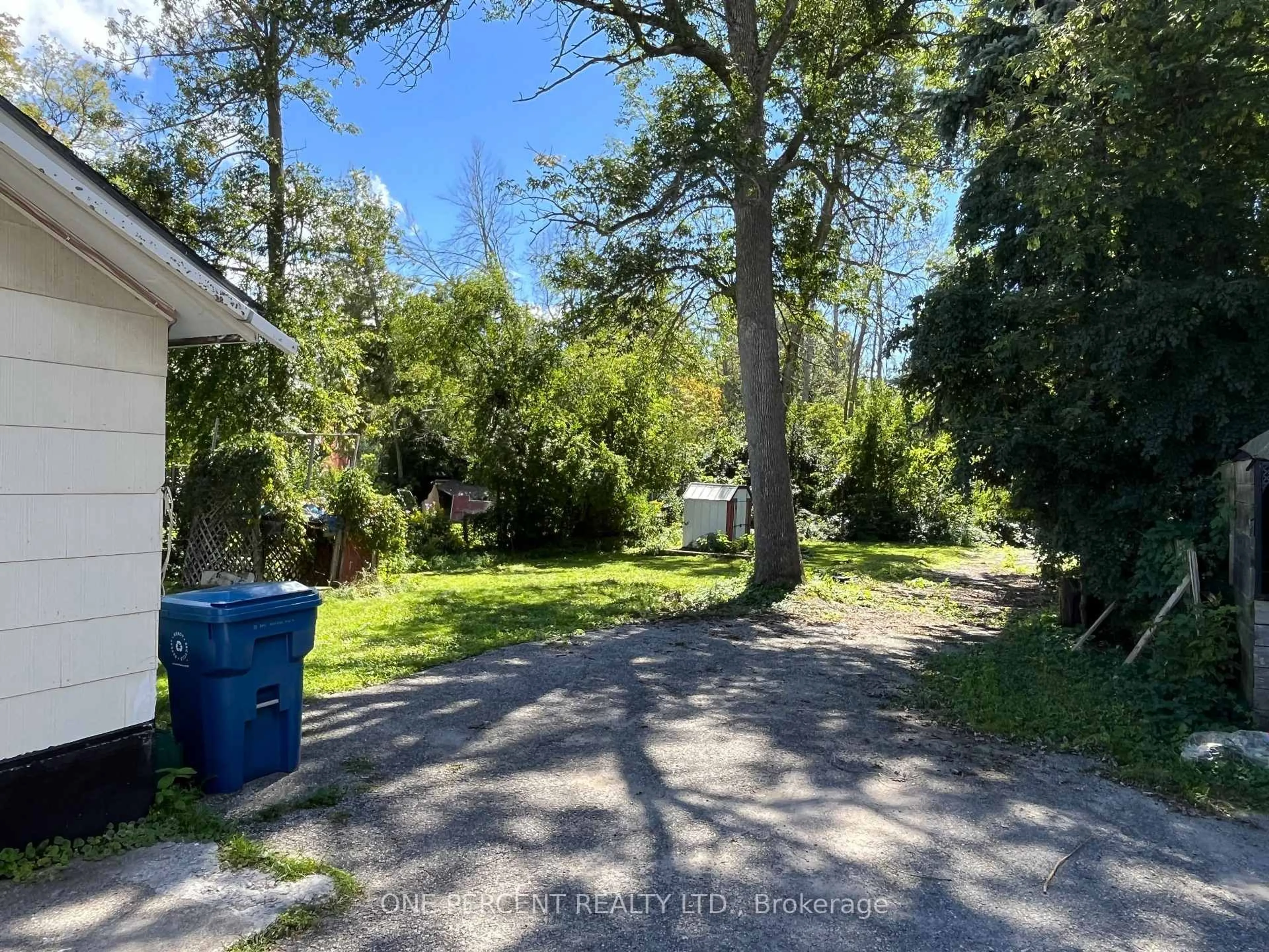 A pic from outside/outdoor area/front of a property/back of a property/a pic from drone, street for 177 Atherley Rd, Orillia Ontario L3V 8A9