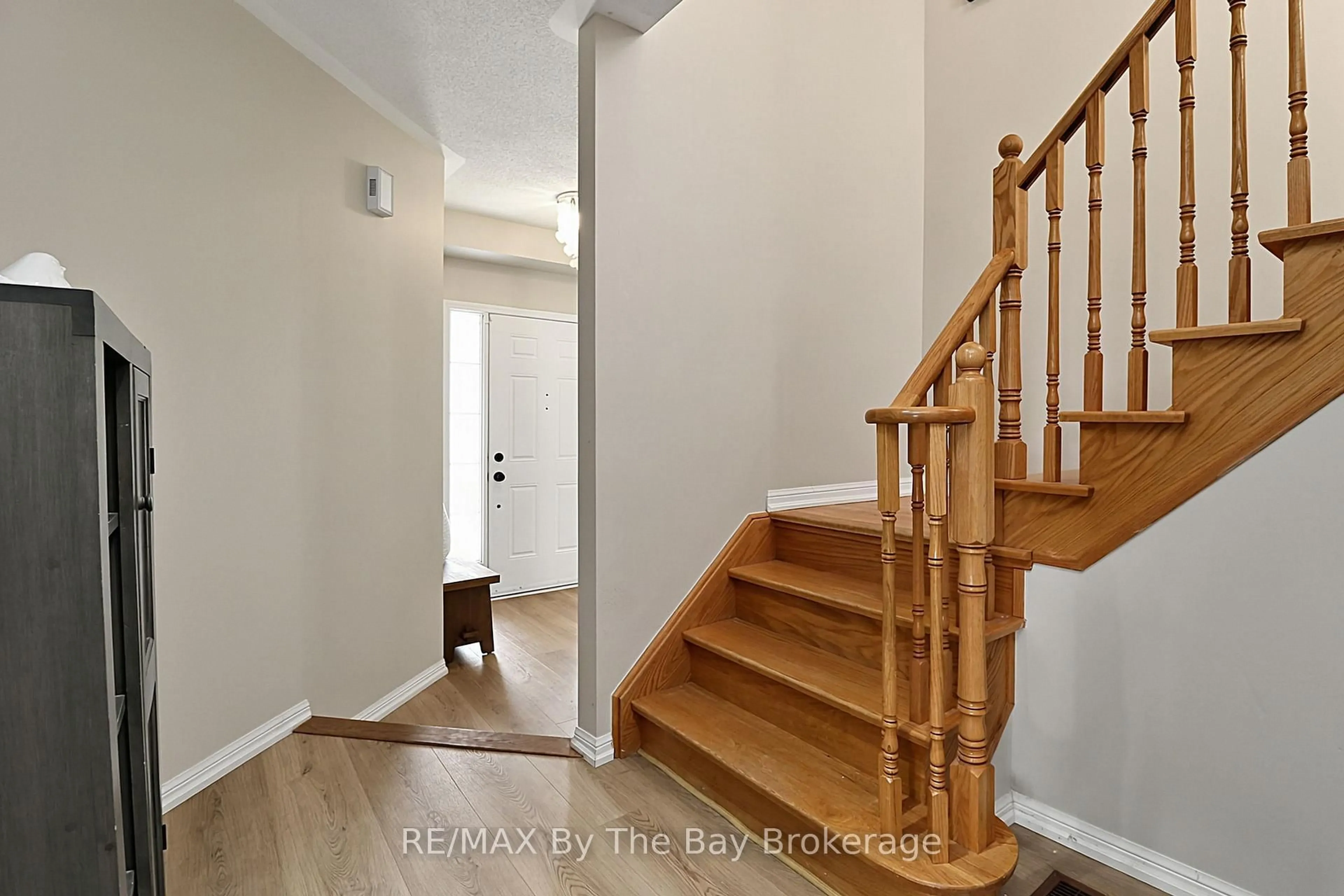 Indoor entryway for 84 Wesley Ave, Wasaga Beach Ontario L9Z 0B9