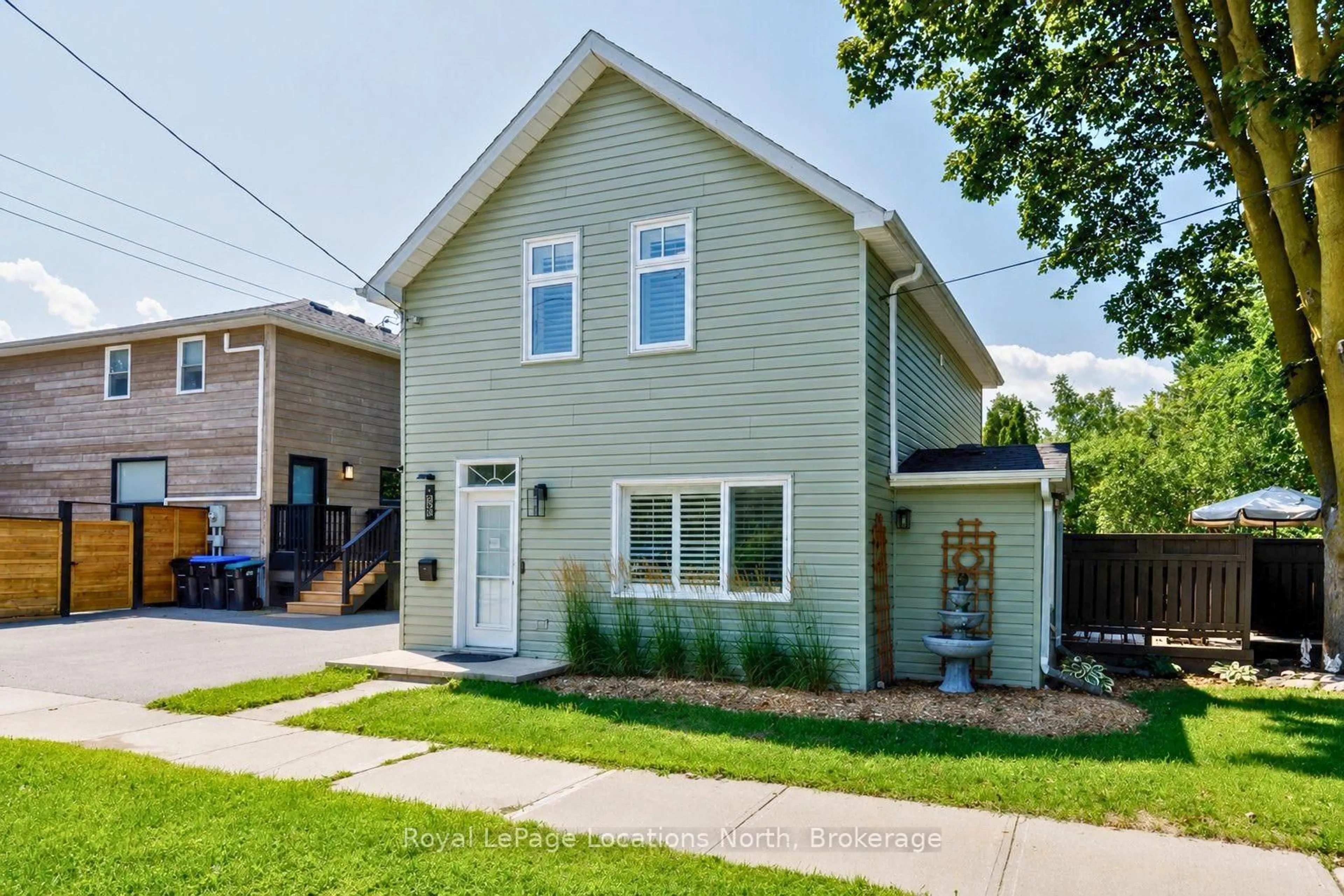 Home with vinyl exterior material, street for 58 Market St, Collingwood Ontario L9Y 3M6
