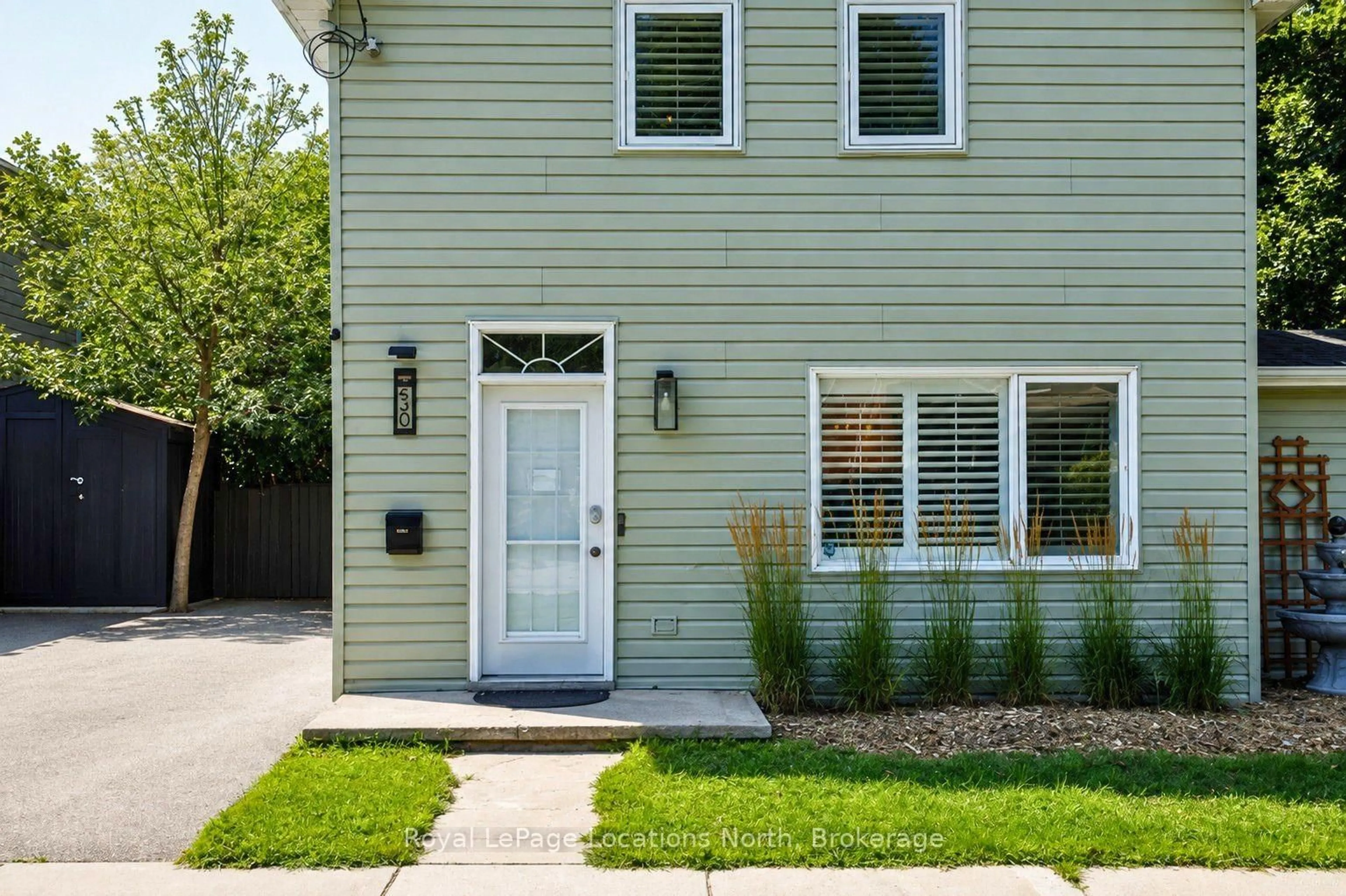 Home with vinyl exterior material, street for 58 Market St, Collingwood Ontario L9Y 3M6